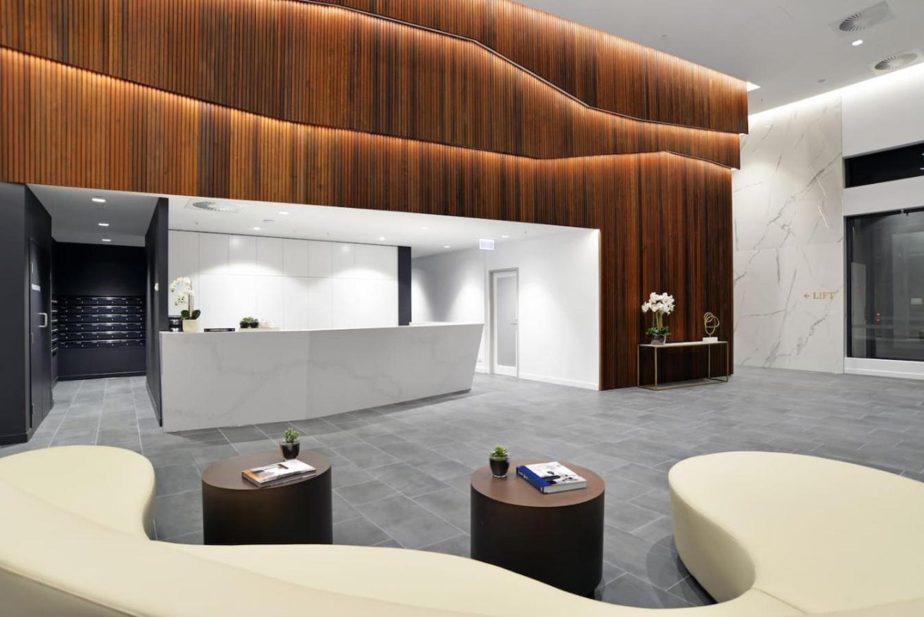 Apartment Stunning Getaway One King Bed With Unlimited Wi-fi *