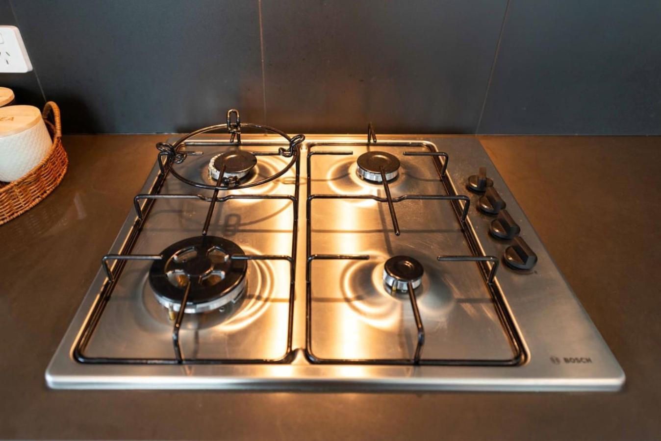 Stunning Getaway One King Bed With Unlimited Wi-fi Apartment *