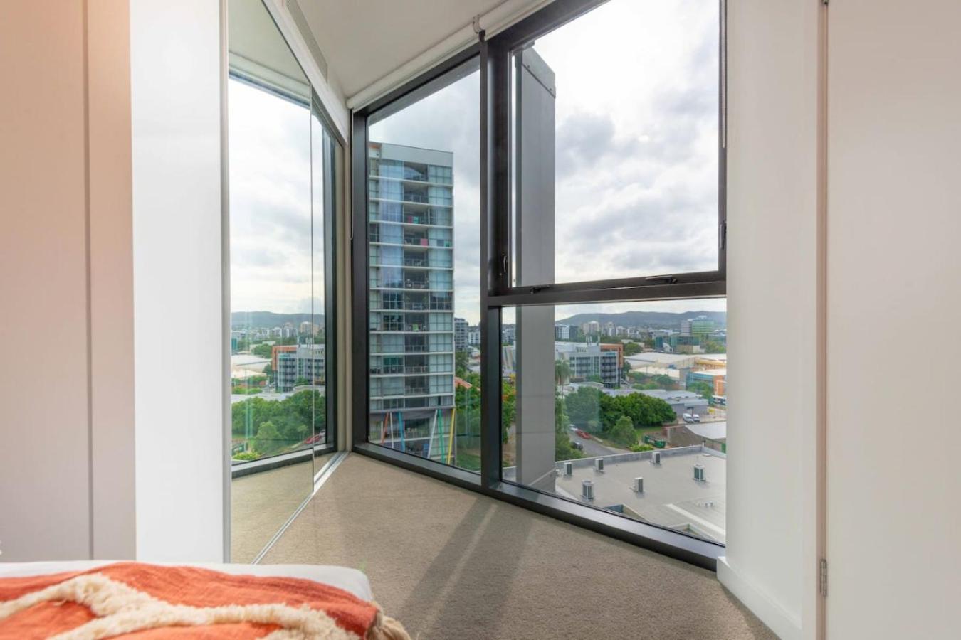 Apartment Stunning Getaway One King Bed With Unlimited Wi-fi *