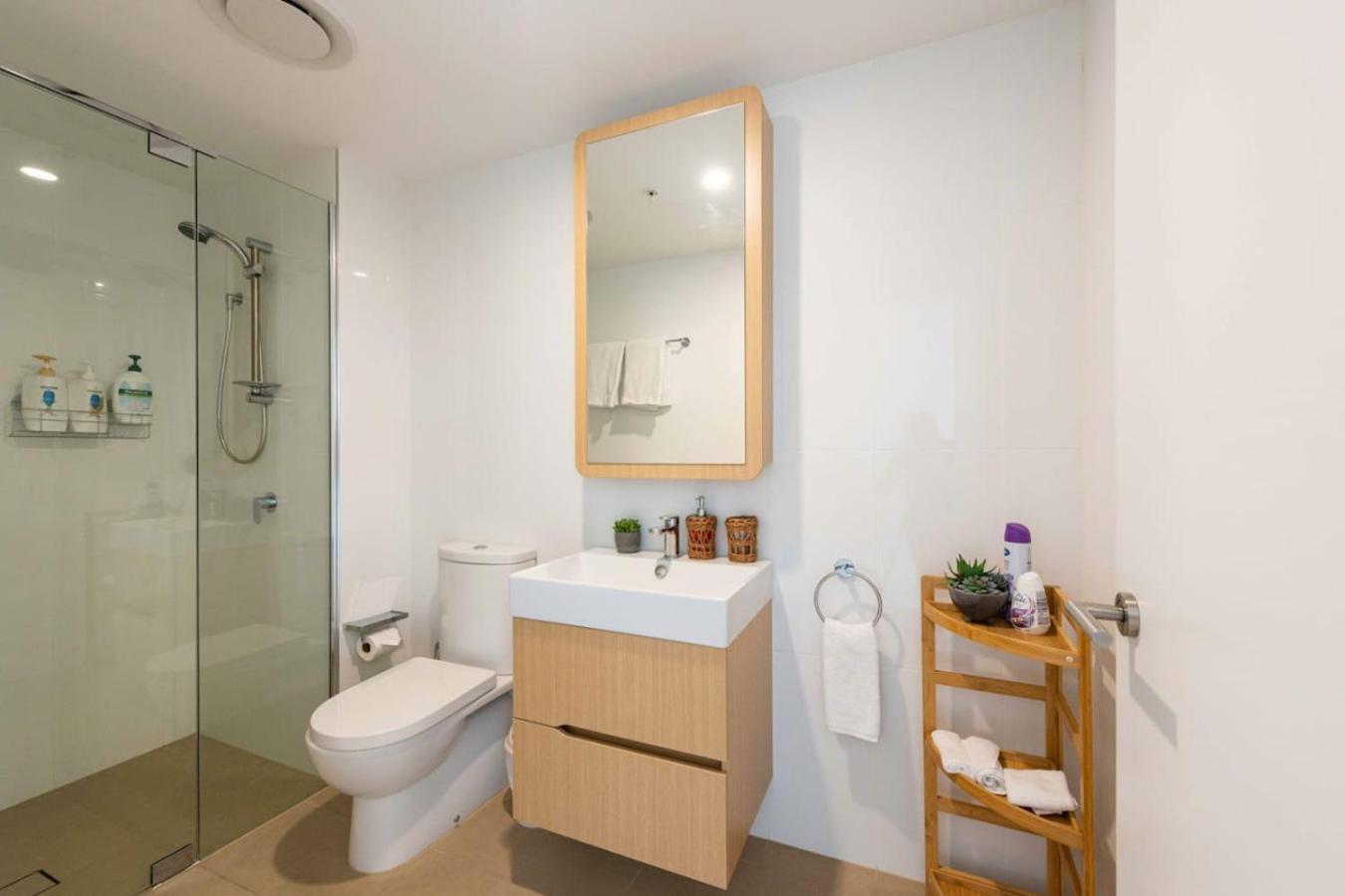 Stunning Getaway One King Bed With Unlimited Wi-fi Apartment *