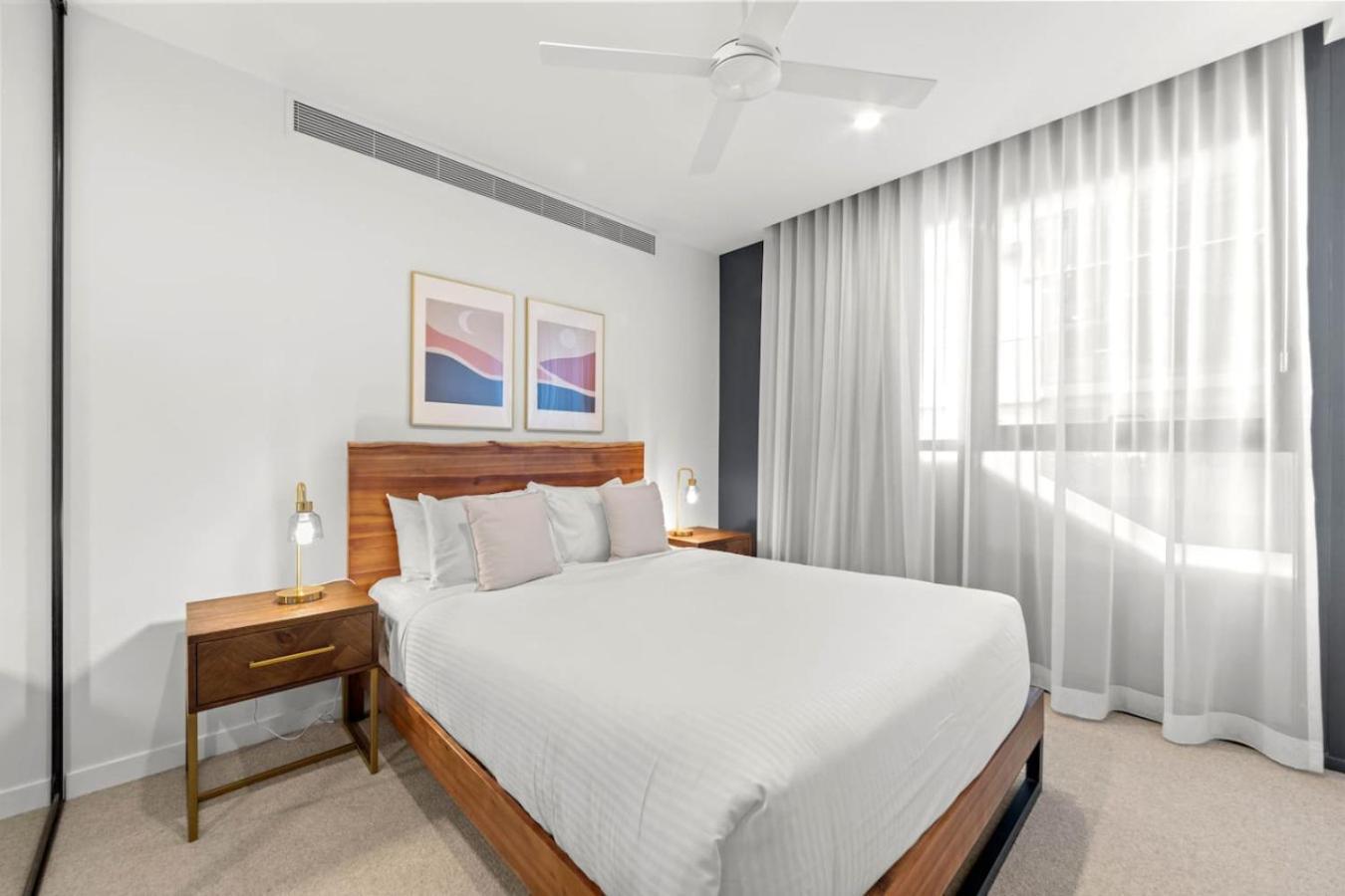 Family Friendly 3 Bedroom W Car Park Apartment