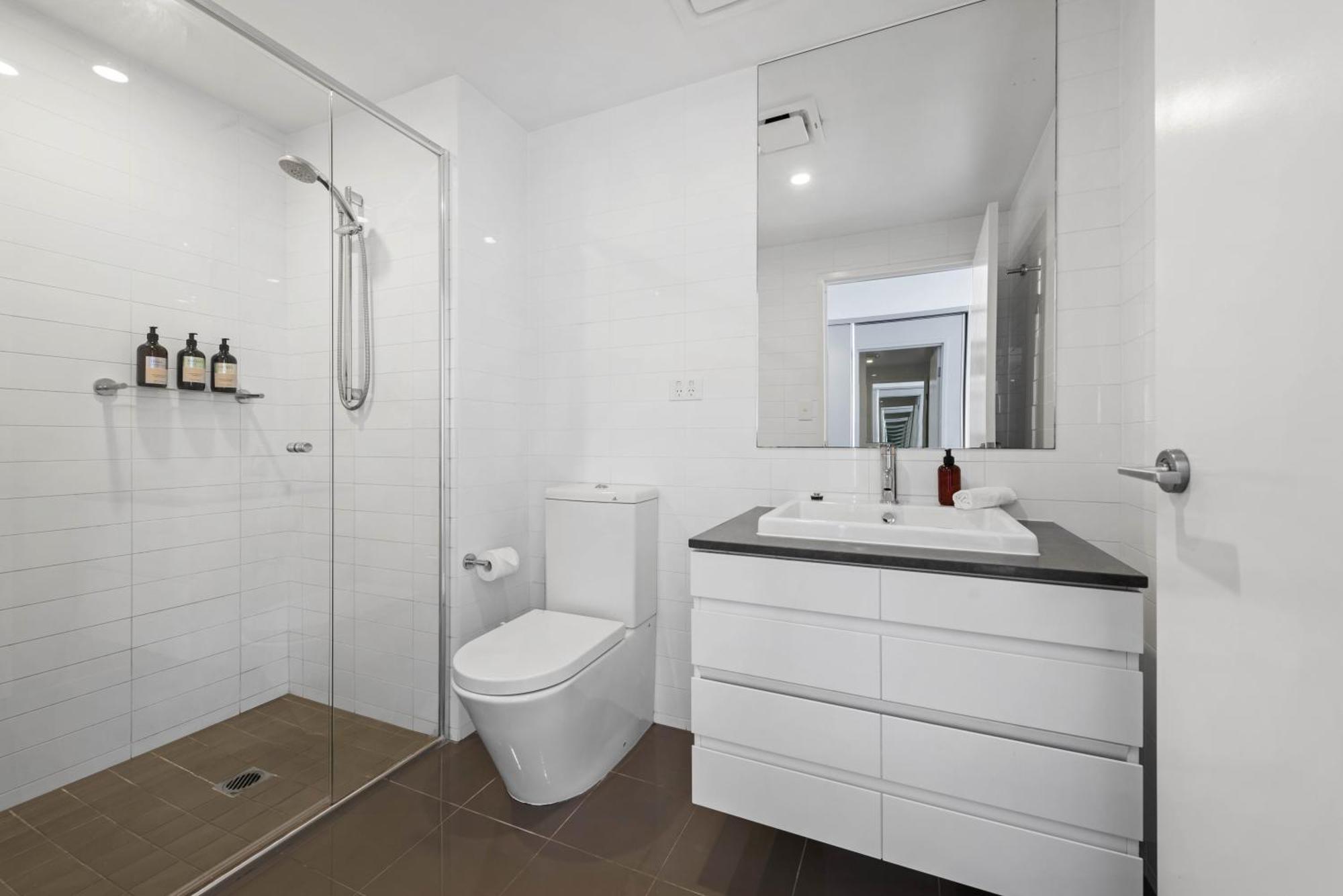 Spacious Portside With Car Park, Bath And Balcony Brisbane