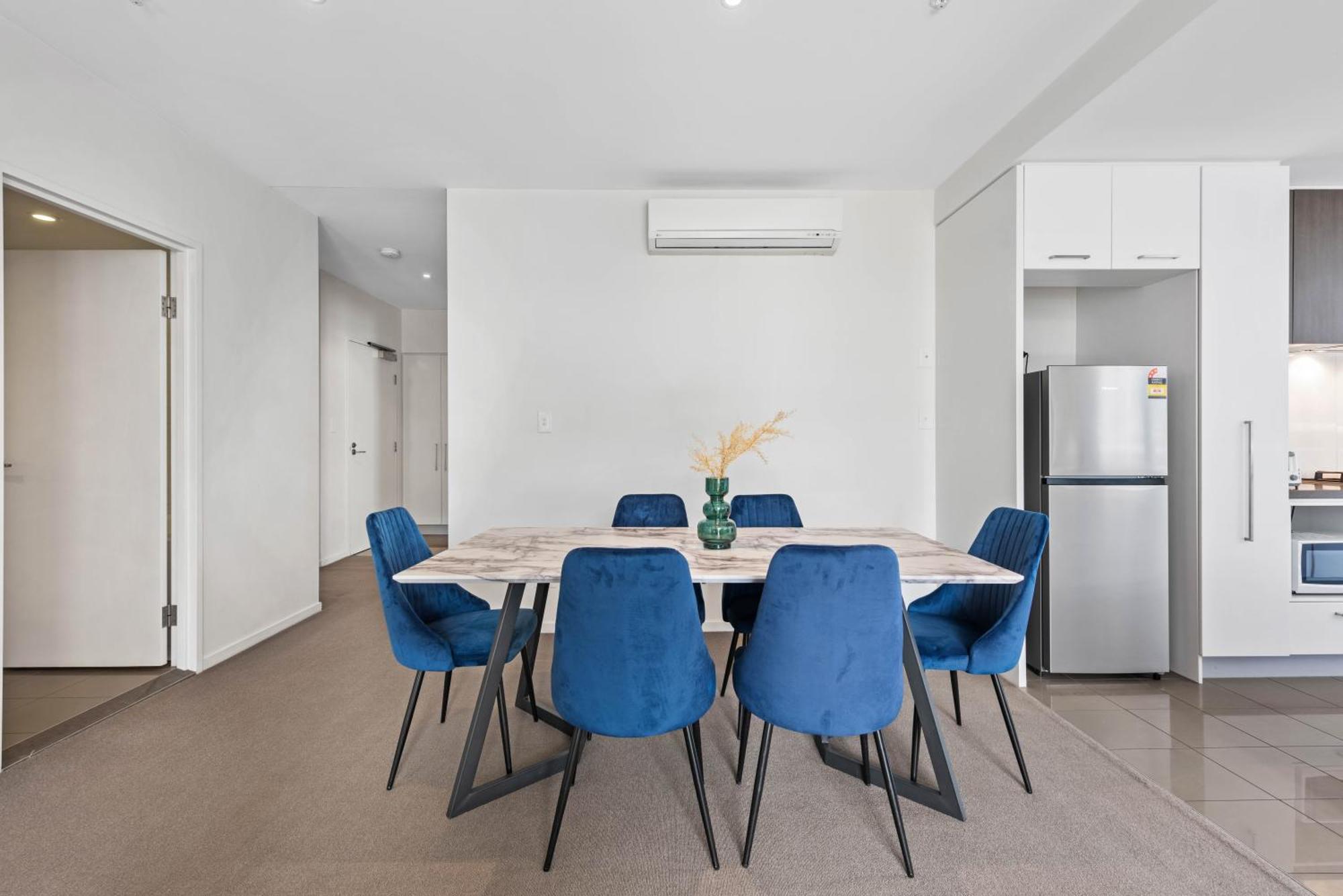 Spacious Portside With Car Park, Bath And Balcony Apartment