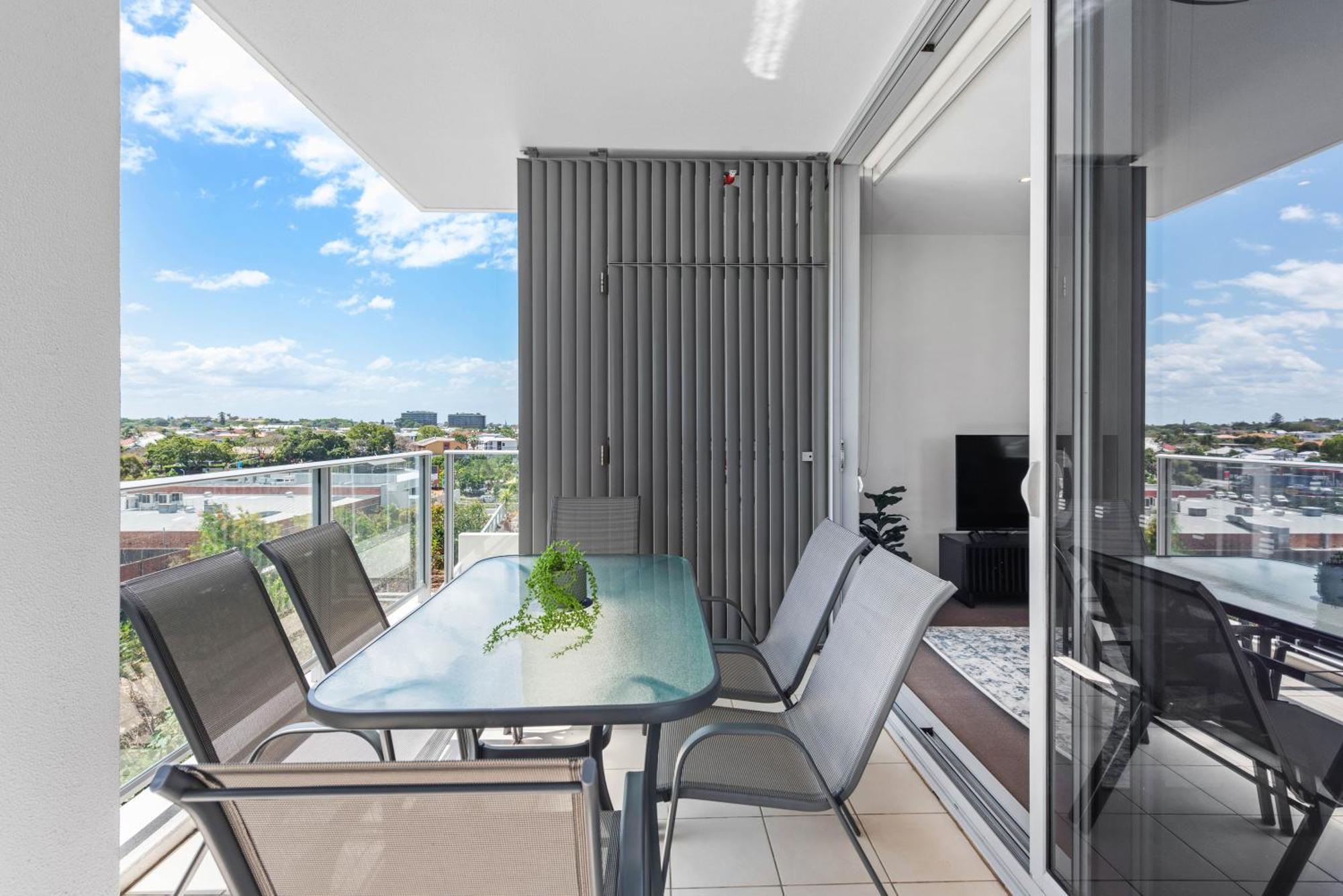 Spacious Portside With Car Park, Bath And Balcony Brisbane