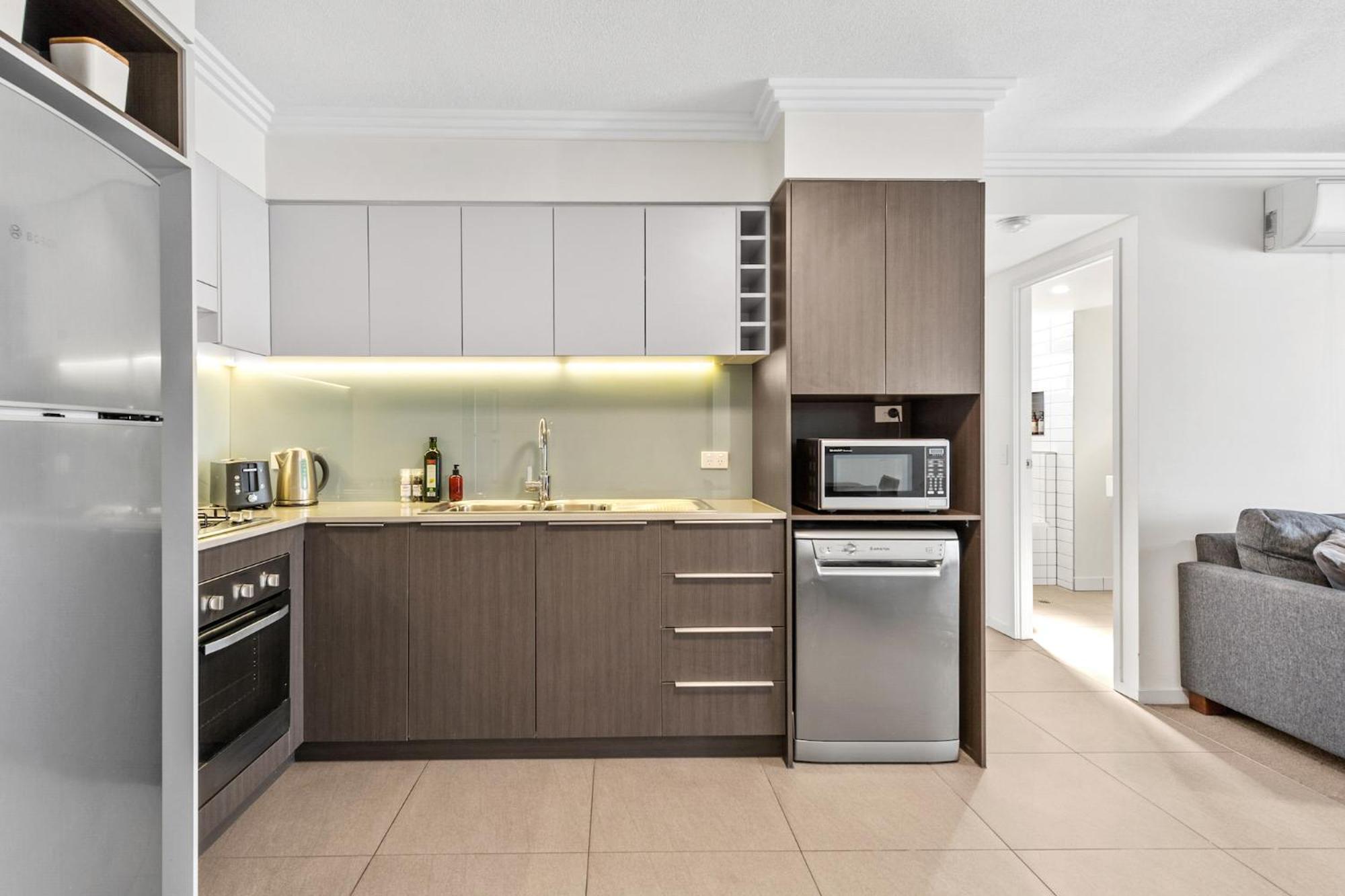 Spacious, Modern And Bright Apartment! Walk To Cbd! Apartment