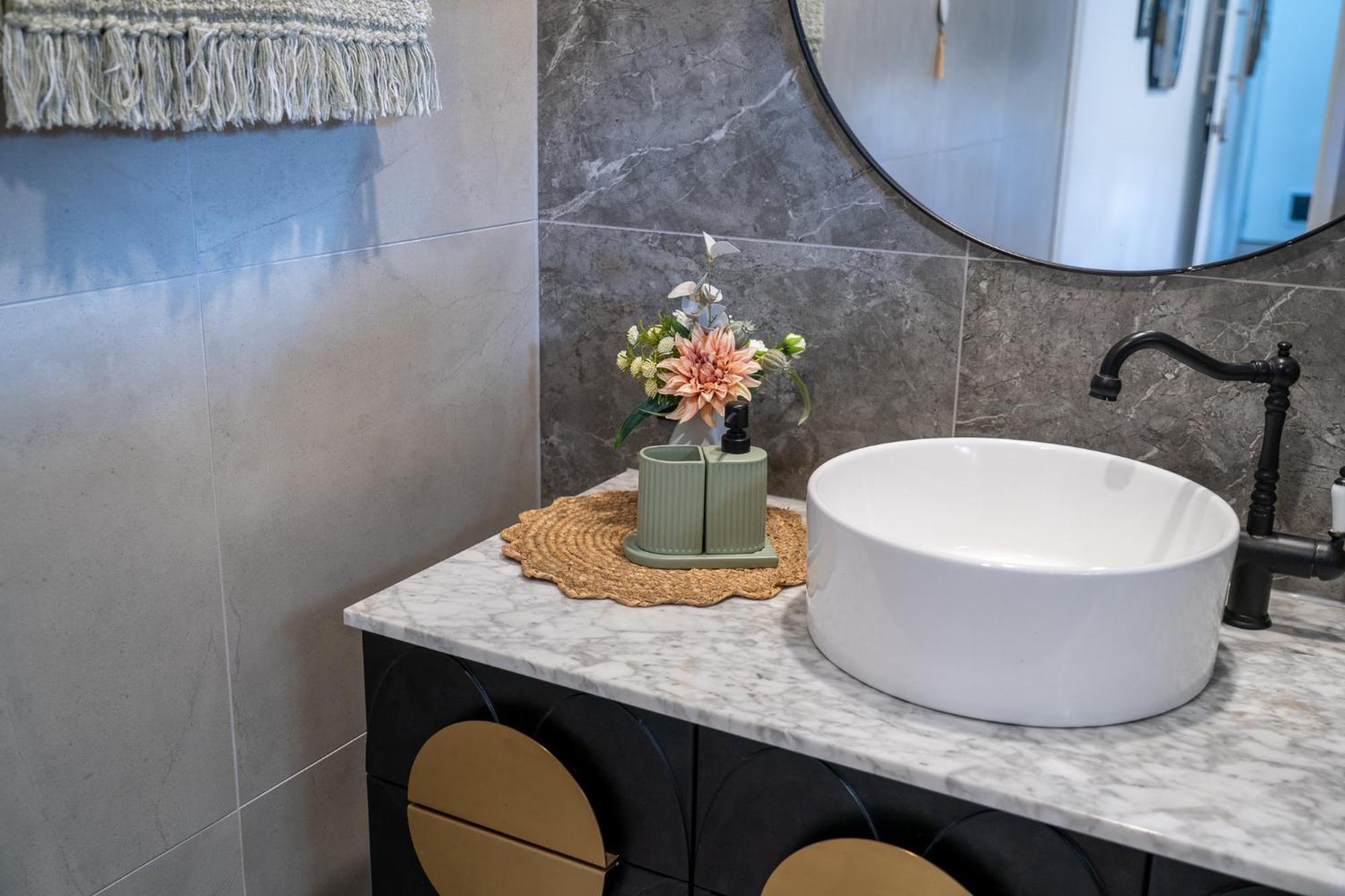 Homestay Hot Tub, Ice Bath, Gym, Sauna, Pool Table Coorparoo Haven Brisbane