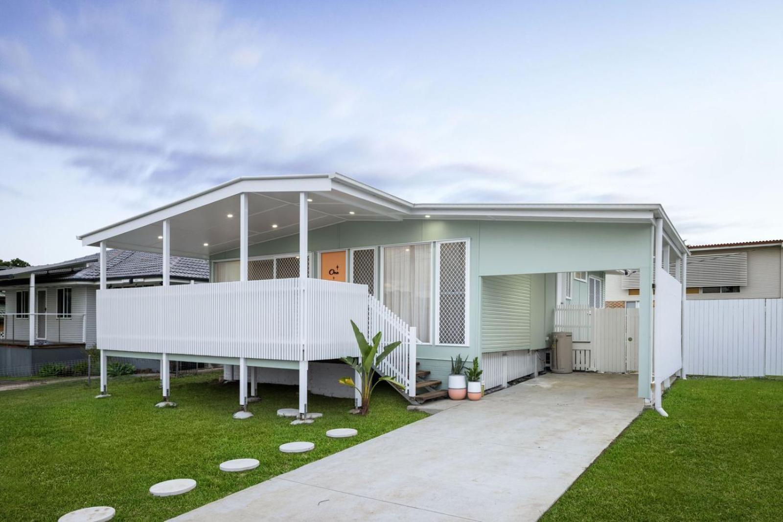 Peaceful Cottage-style - Walk To Boondall Station - 12 Mins To Airport! Holiday home *