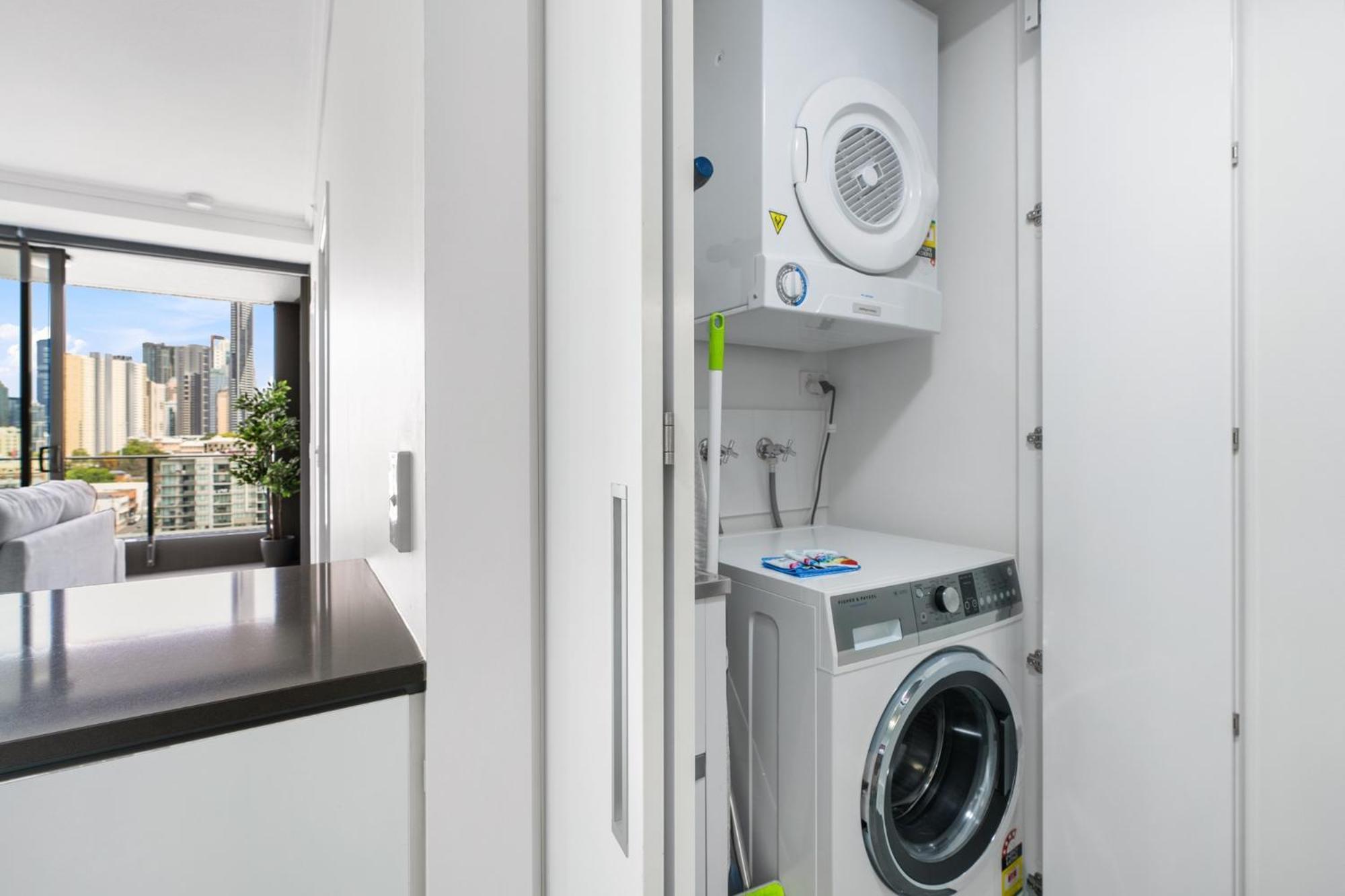 Chic 1 Bed Inner-city Retreat With Pool And Views Apartment Brisbane