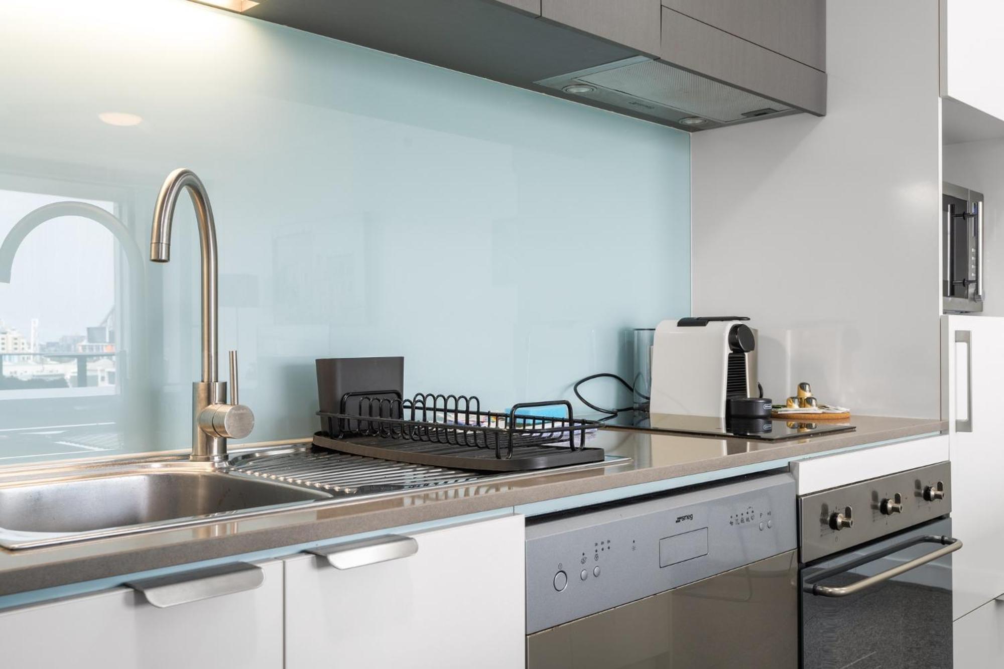 Chic 1 Bed Inner-city Retreat With Pool And Views Apartment *