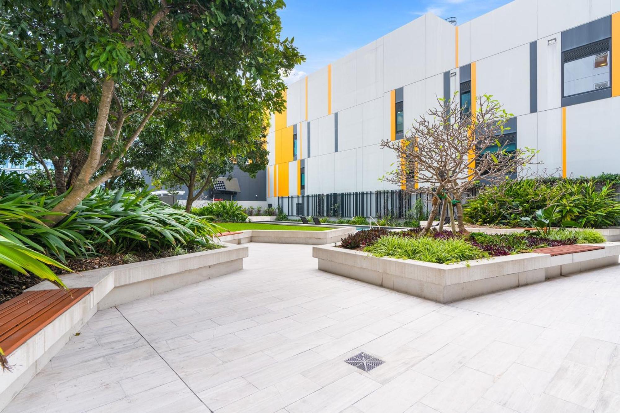 Chic 1 Bed Inner-city Retreat With Pool And Views