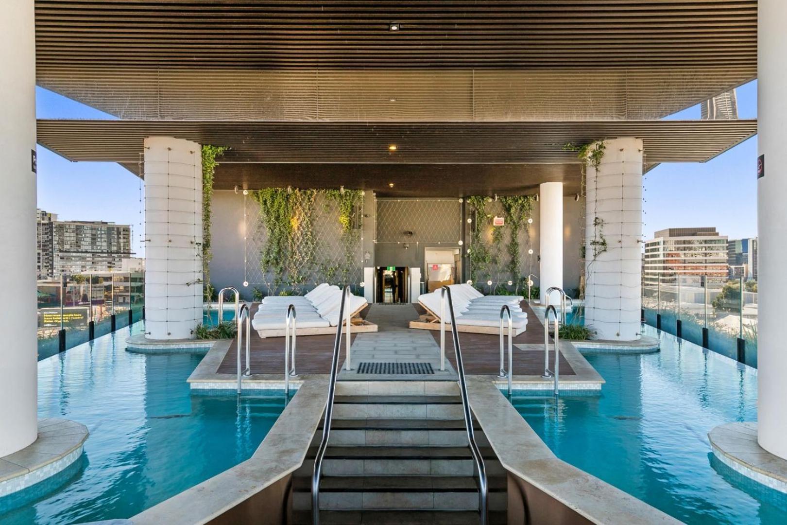 Stunning Mountain Views Infinity Pool, Gym, Park Brisbane