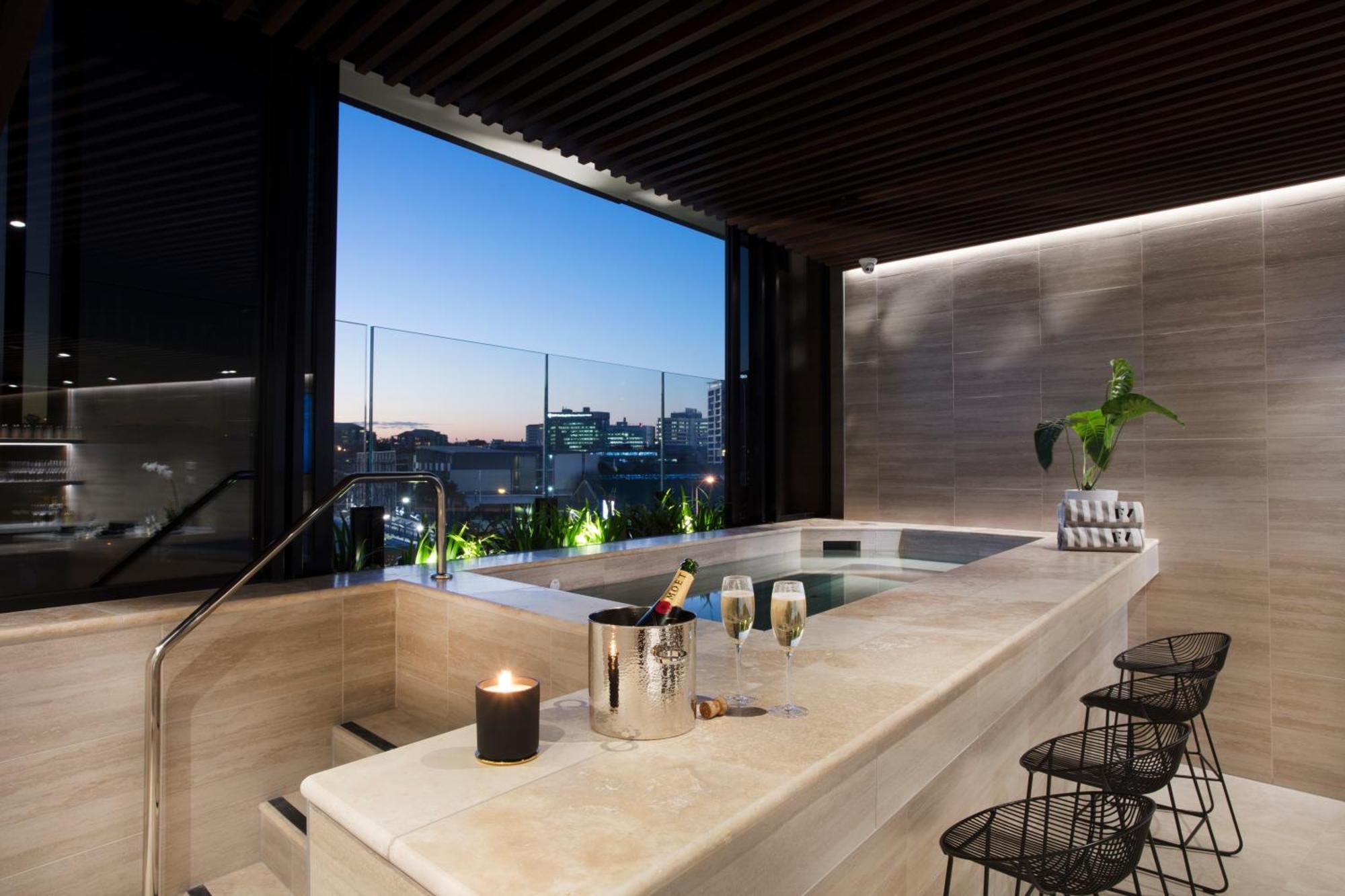 Apartment Stunning Mountain Views Infinity Pool, Gym, Park