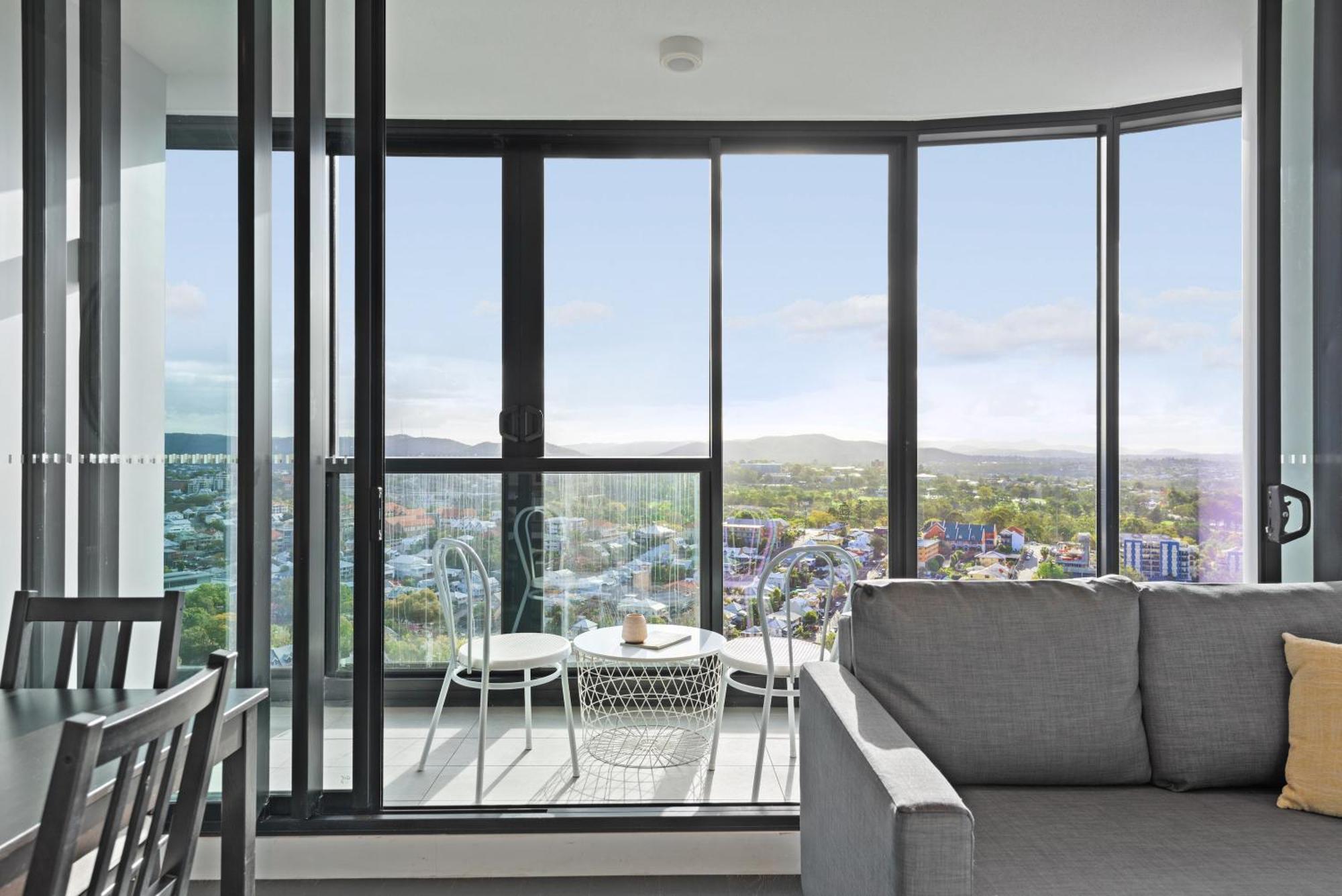 Apartment Stunning Mountain Views Infinity Pool, Gym, Park