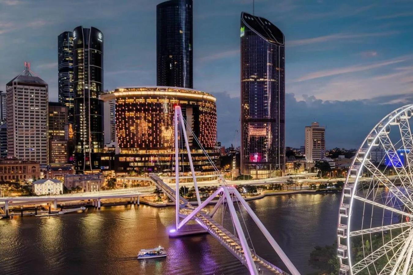 Luxurious 2 Bed With Pool, Sauna And Gym Apartment Brisbane