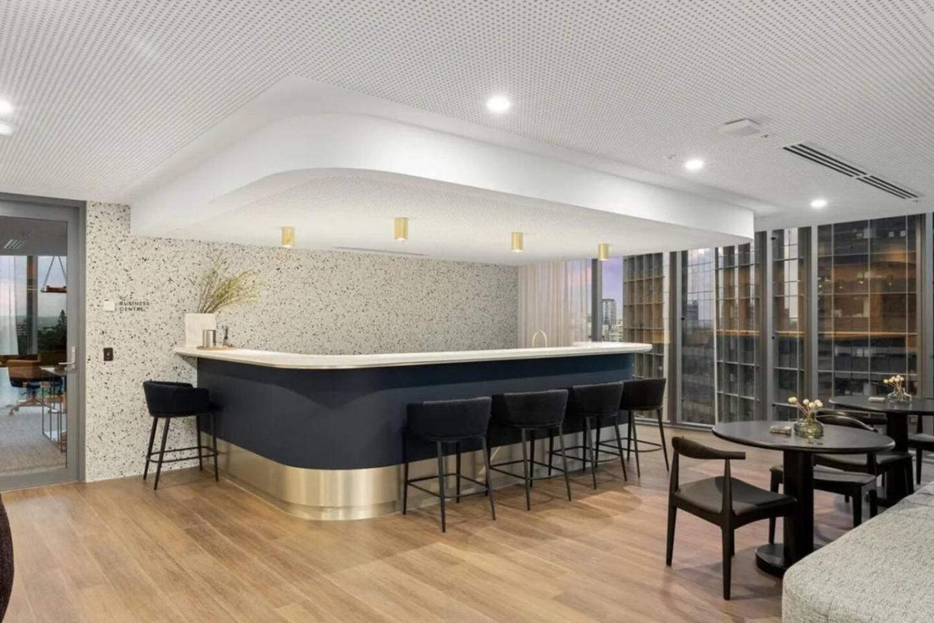 Luxurious 2 Bed With Pool, Sauna And Gym Apartment Brisbane