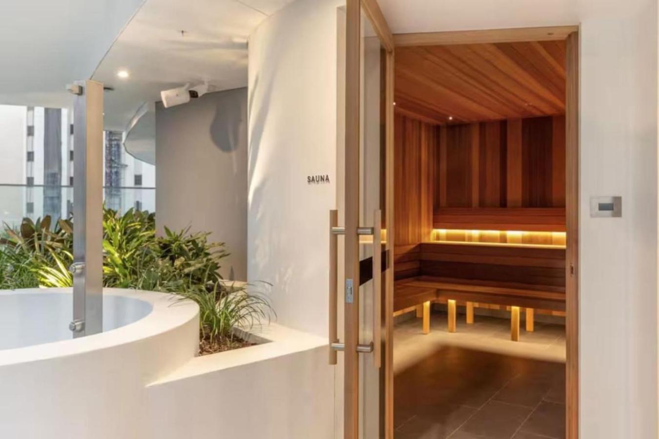 Luxurious 2 Bed With Pool, Sauna And Gym Apartment Brisbane