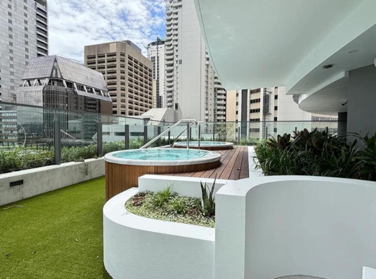 Luxurious 2 Bed With Pool, Sauna And Gym Apartment *