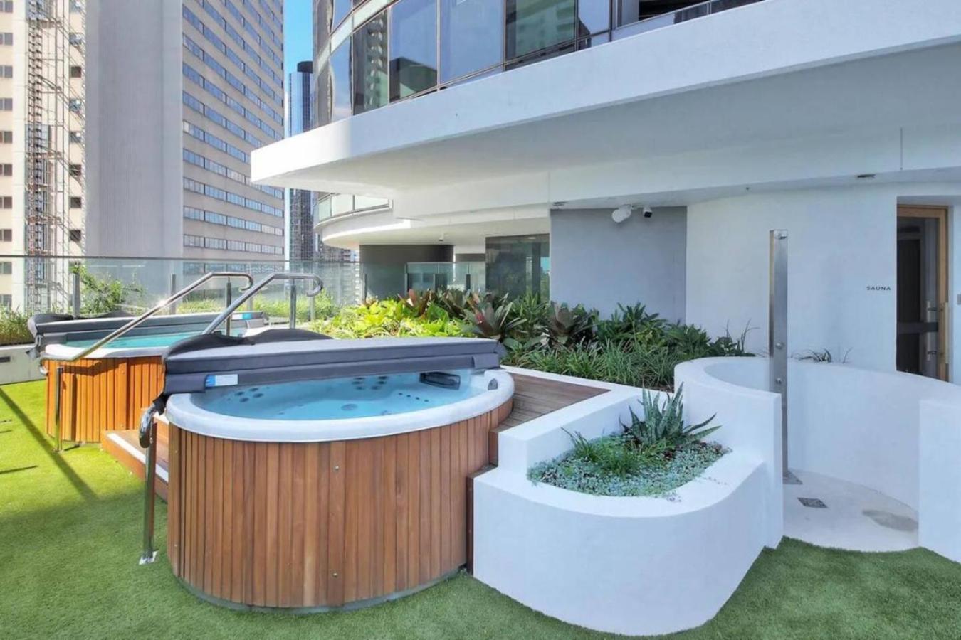 Luxurious 2 Bed With Pool, Sauna And Gym Apartment *