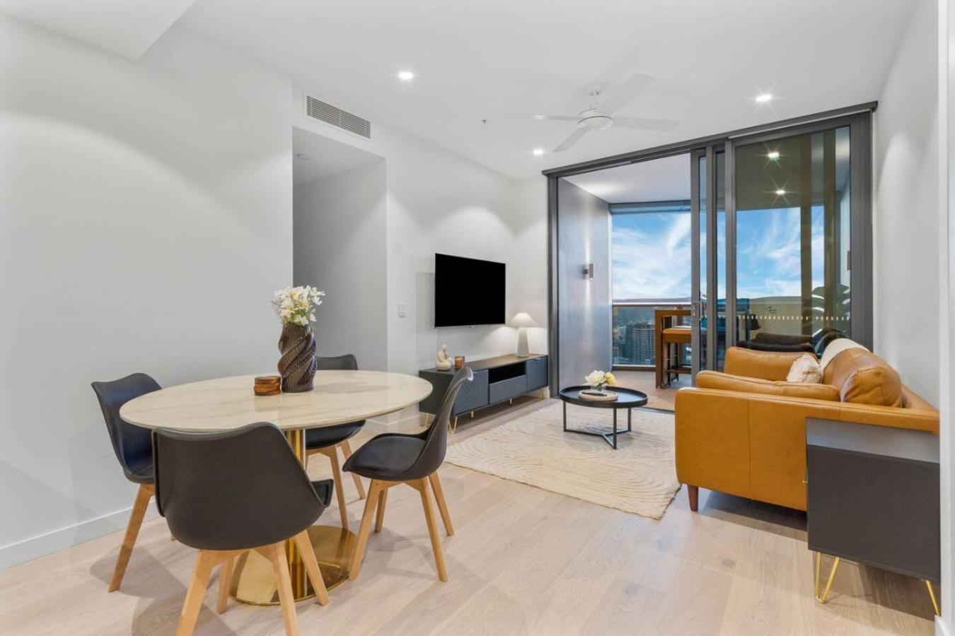 Luxurious 2 Bed With Pool, Sauna And Gym Apartment Brisbane