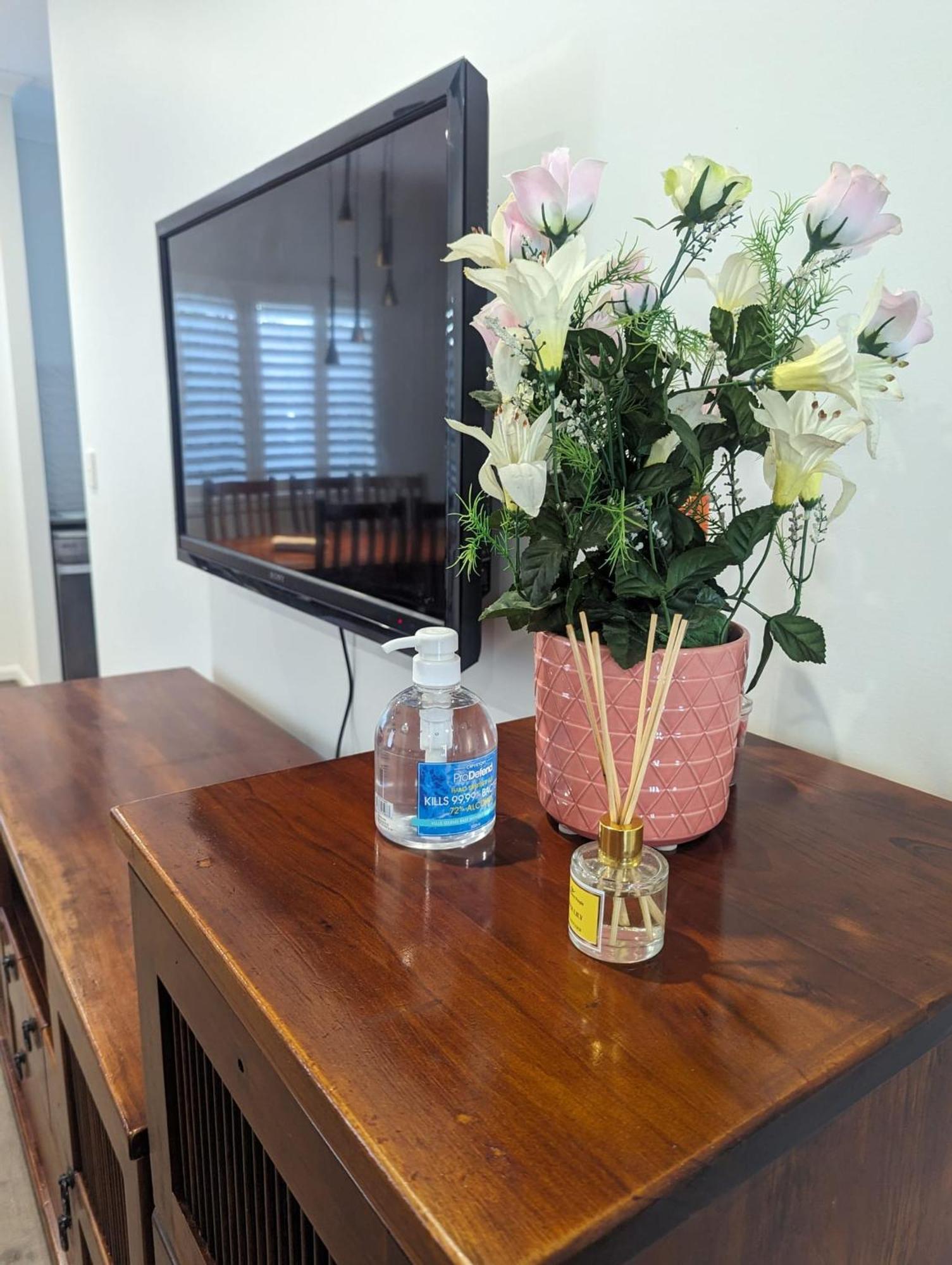 Immaculate Entire House In Chermside West 2-beds
