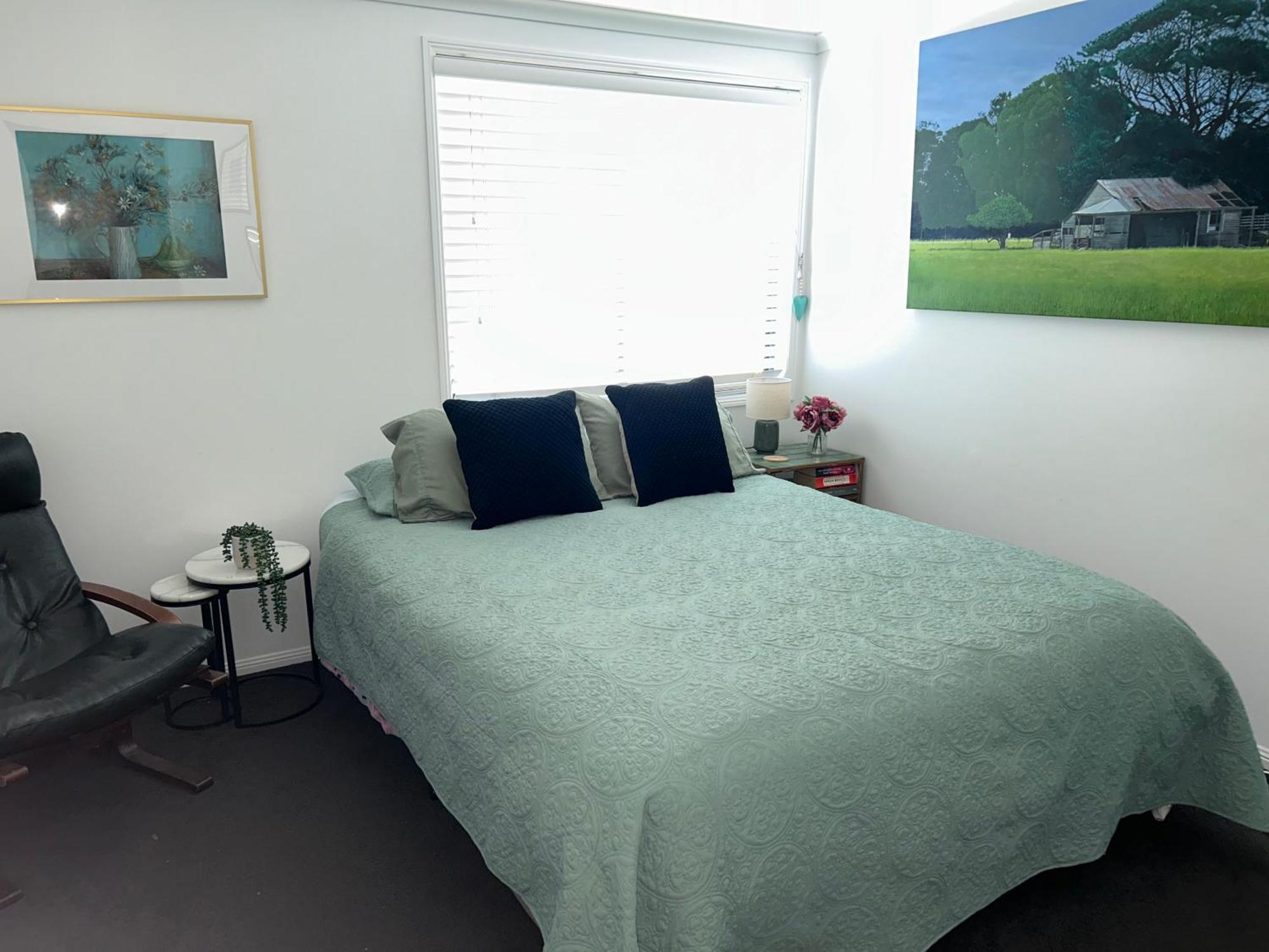 Nicole - Private & Bathroom - 6kms From