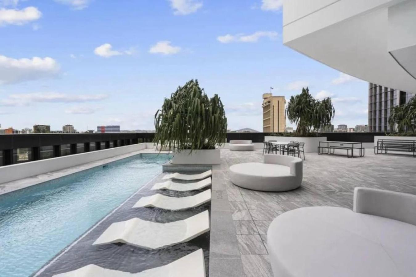 Stylish With Pool, Sauna And Gym Apartment