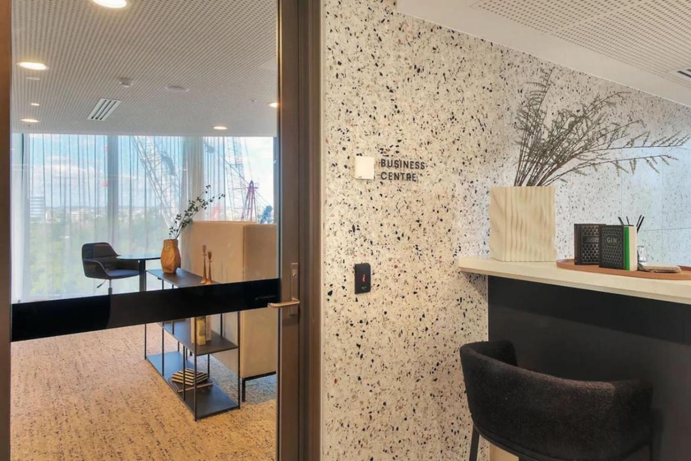 Stylish With Pool, Sauna And Gym *