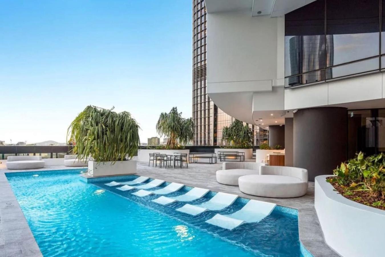 Stylish With Pool, Sauna And Gym *