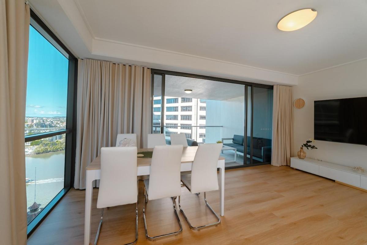 Lux 18th Floor 2br 2bath, River View, Pool, Spa, Sauna, Gym, Wifi, Apartment