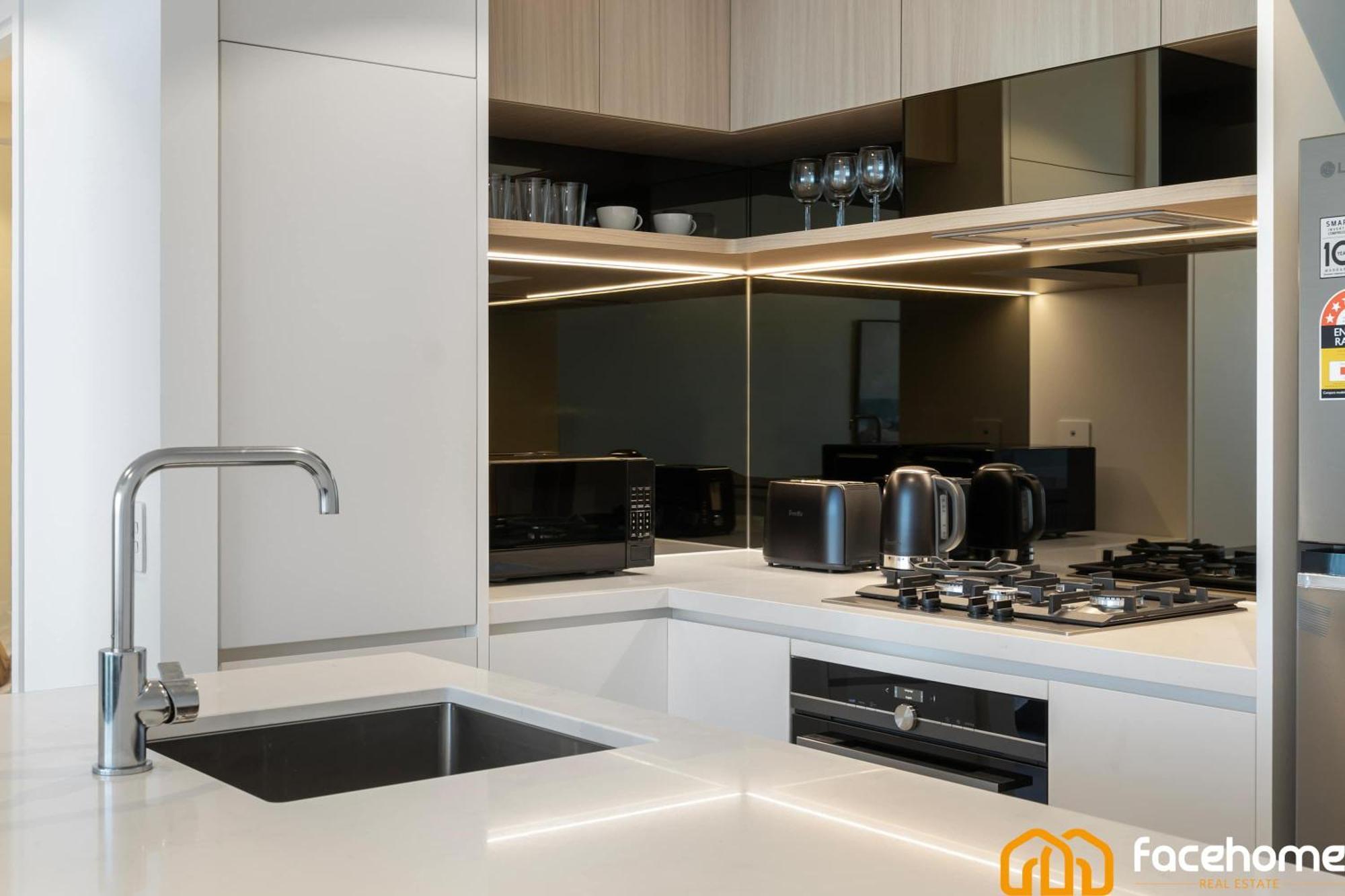 Elevated Luxury At Qwr & River Views Apartment