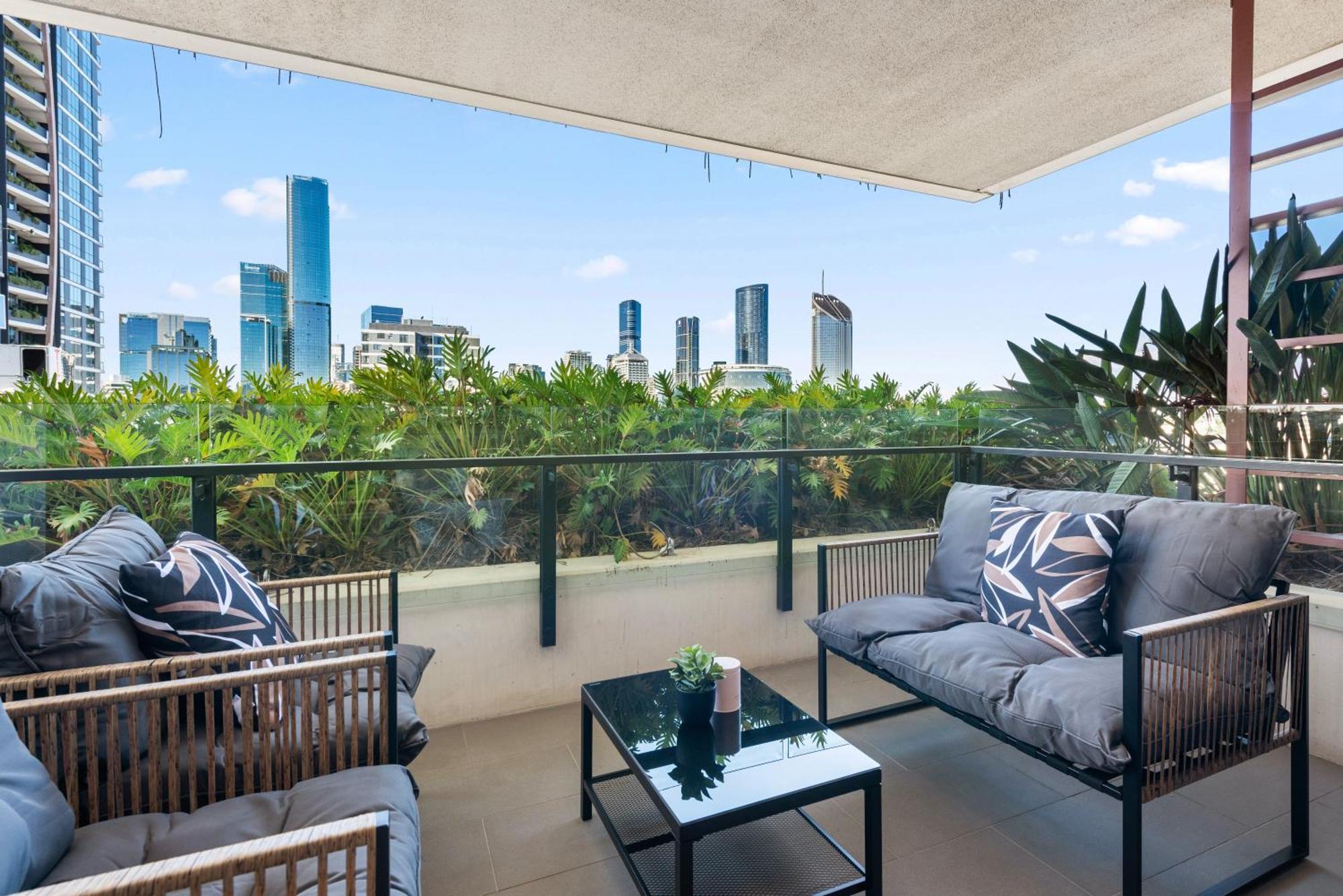 Stylish View And Location With Pool And Gym Apartment Brisbane