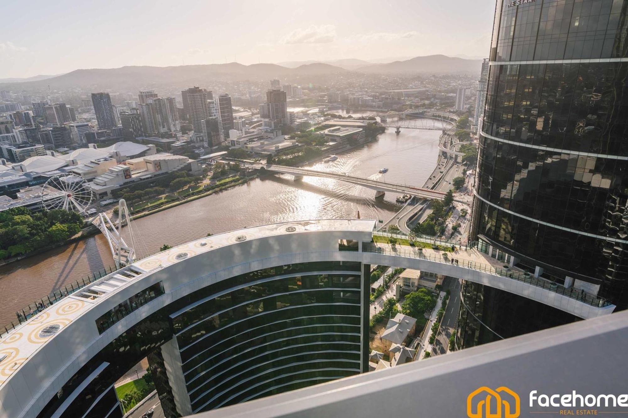 Elevated Luxury At Qwr & River Views Apartment *