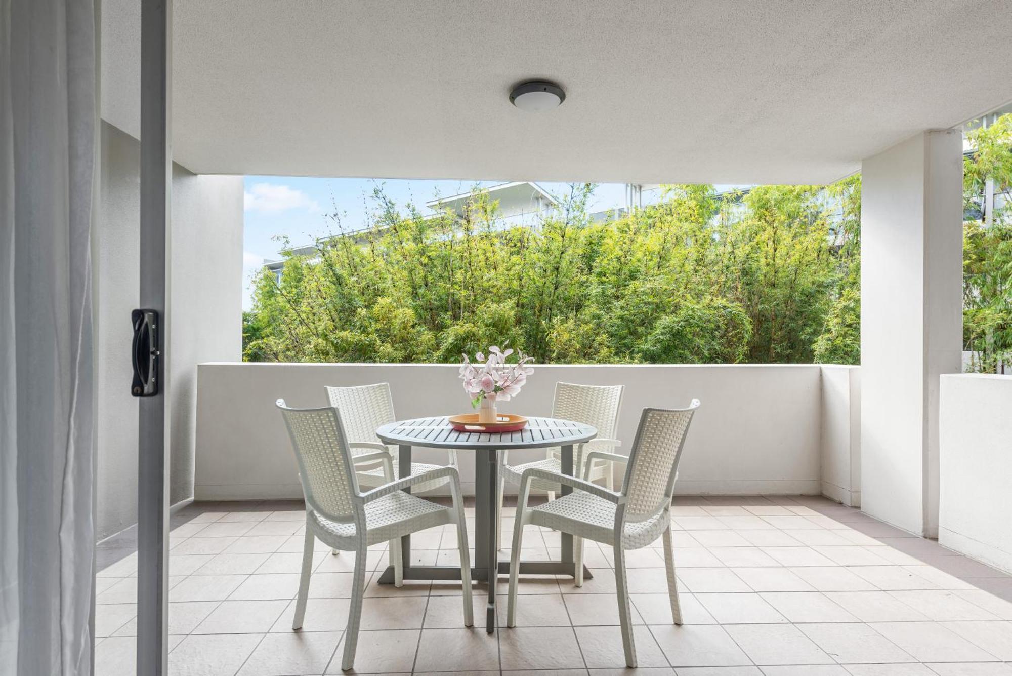 Leafy And Quiet 2br - Close To Hospital With Parking Apartment Brisbane