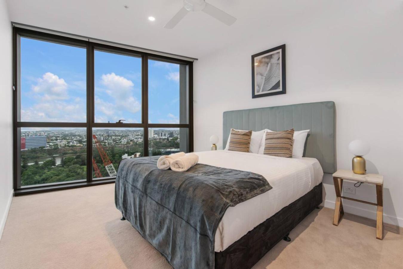 Apartment Affordable Luxe And River Views 5 Star Amenities *