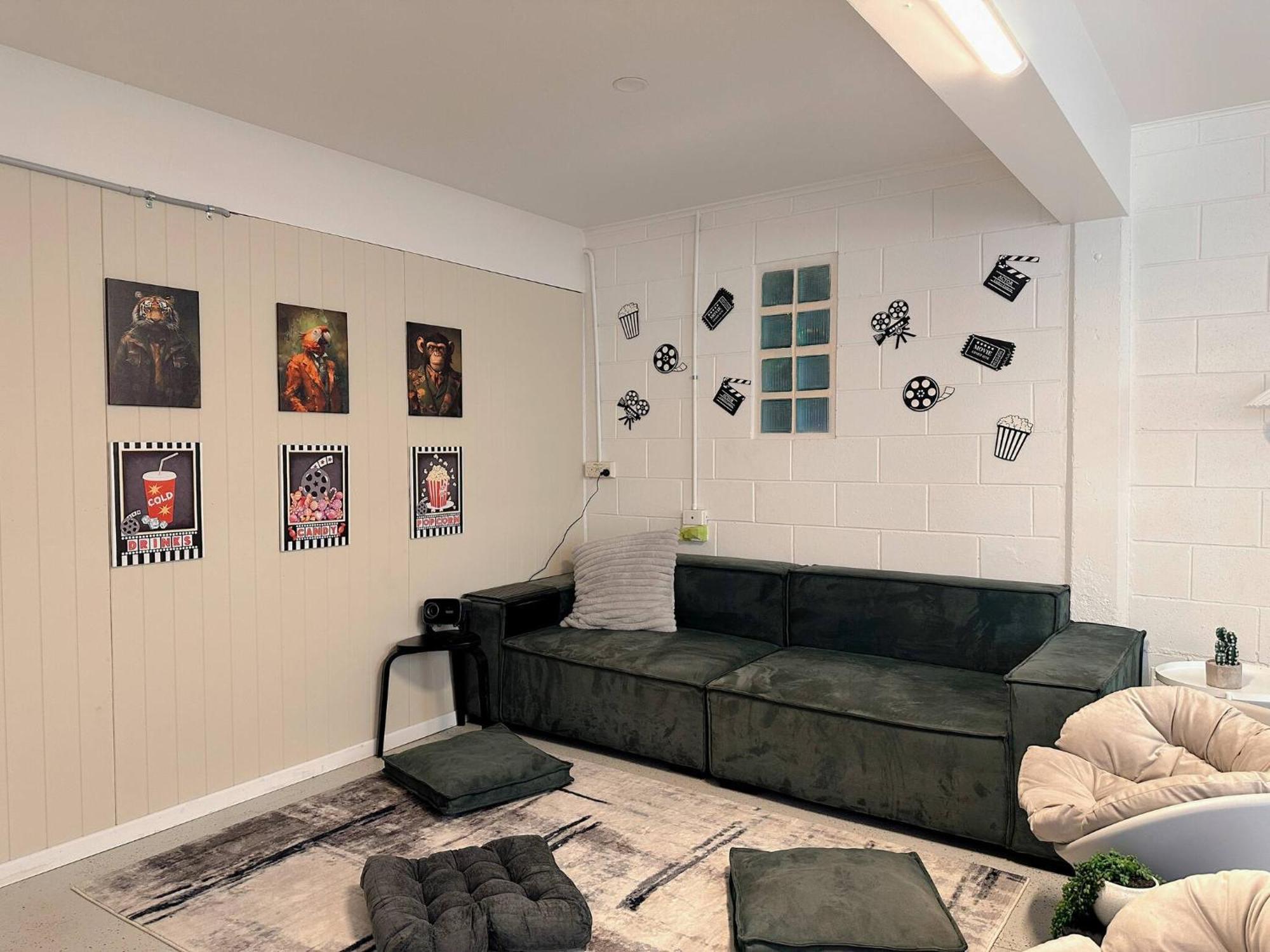 Charming Retro Retreat With Cozy Nights And Sweet Treats Close To Pa Brisbane