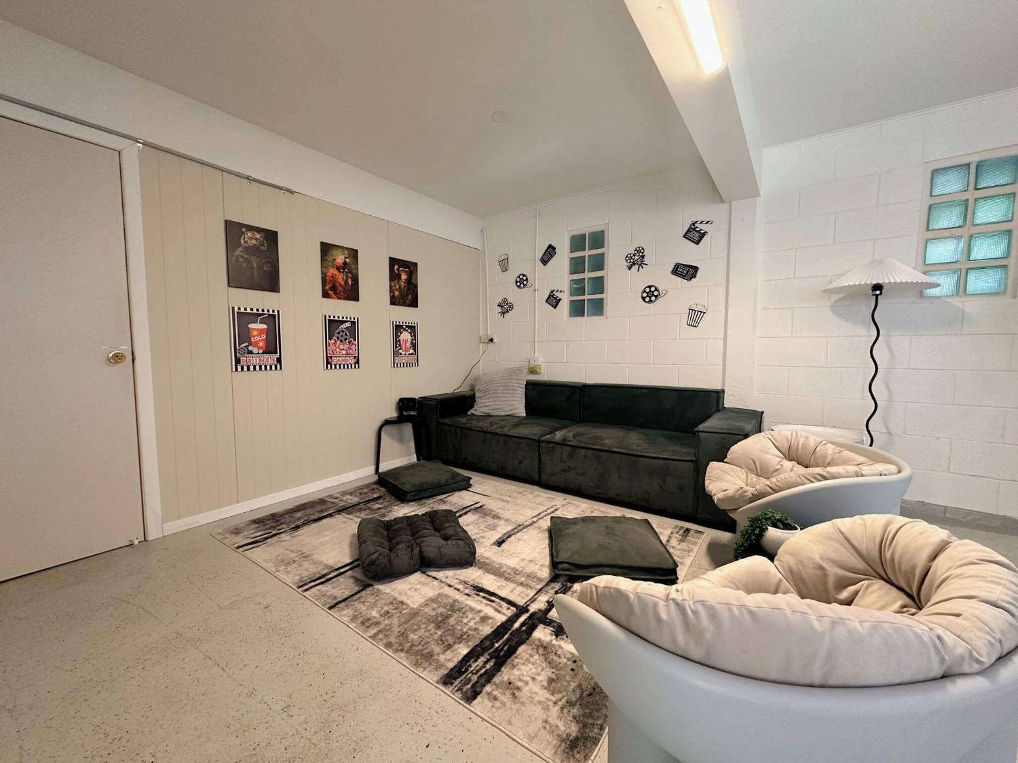 Holiday home Charming Retro Retreat With Cozy Nights And Sweet Treats Close To Pa Brisbane