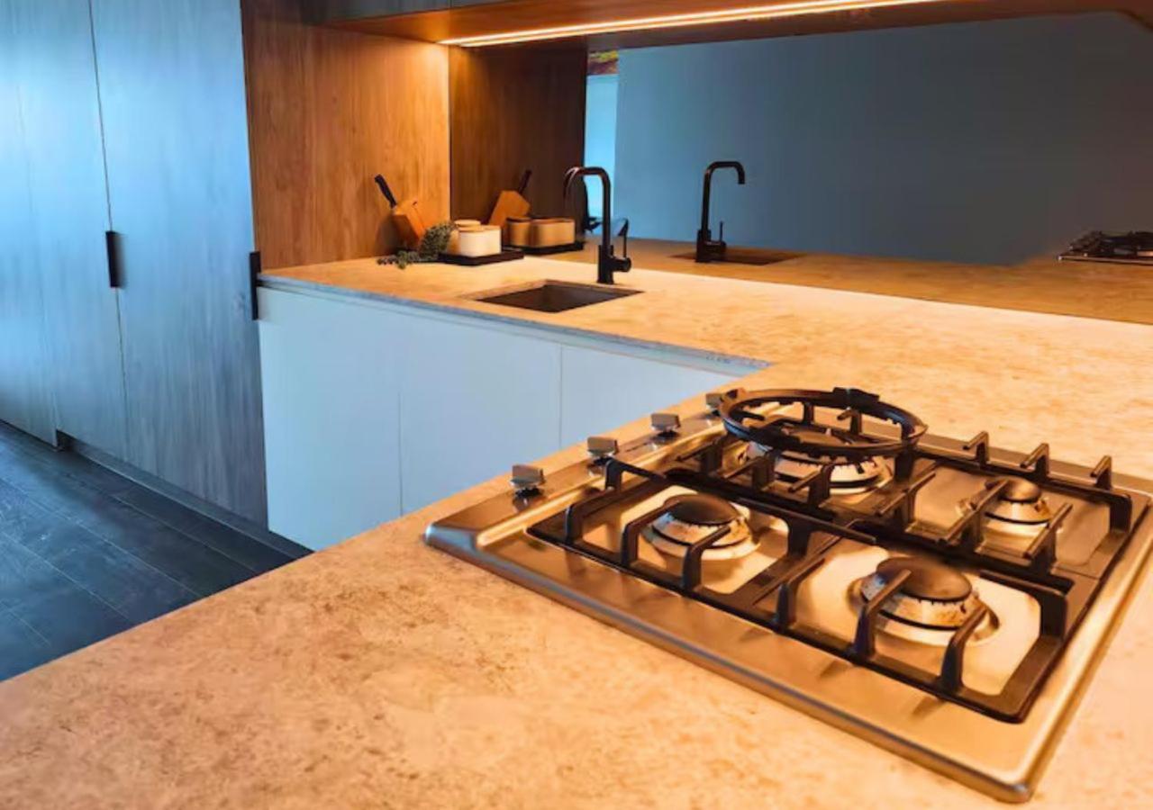 Comfy 1 Bedroom With Wifi And Parking * Brisbane