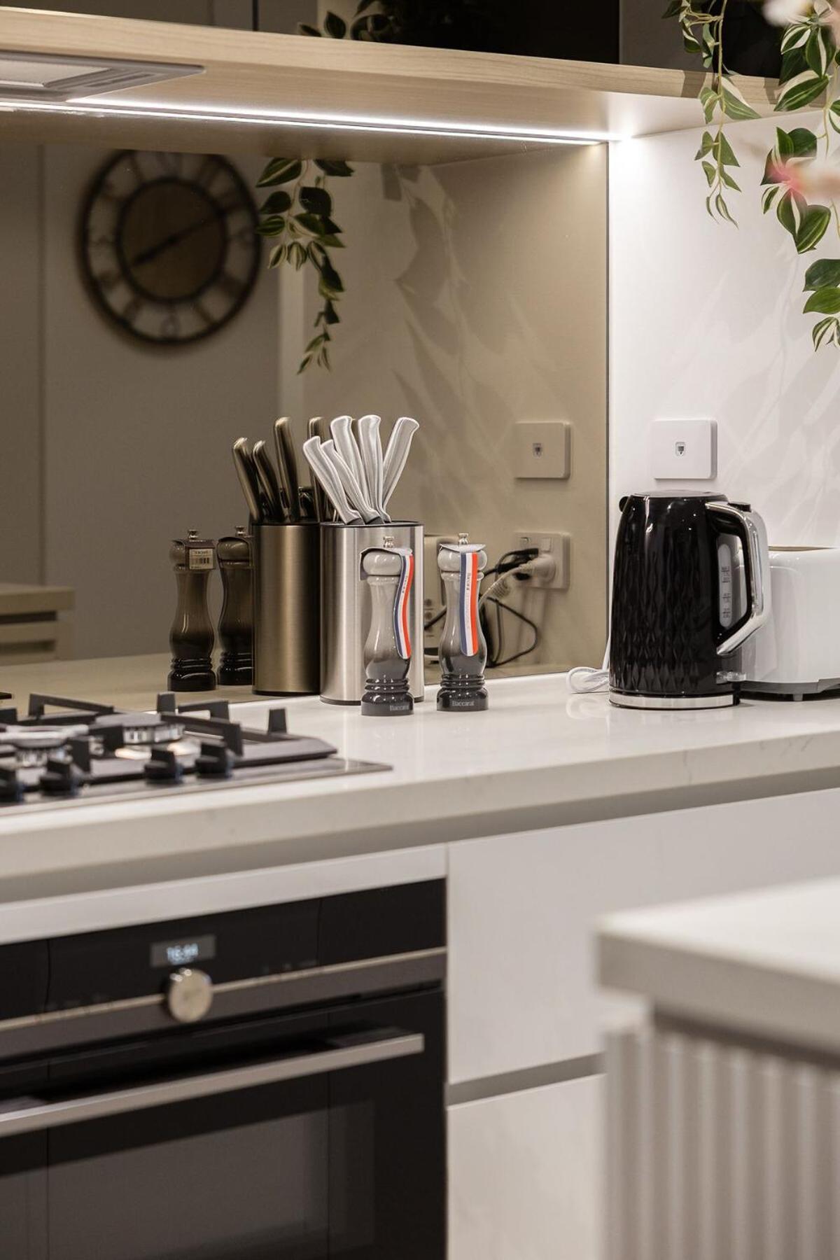 Stunning River View 2 br Casino Qw