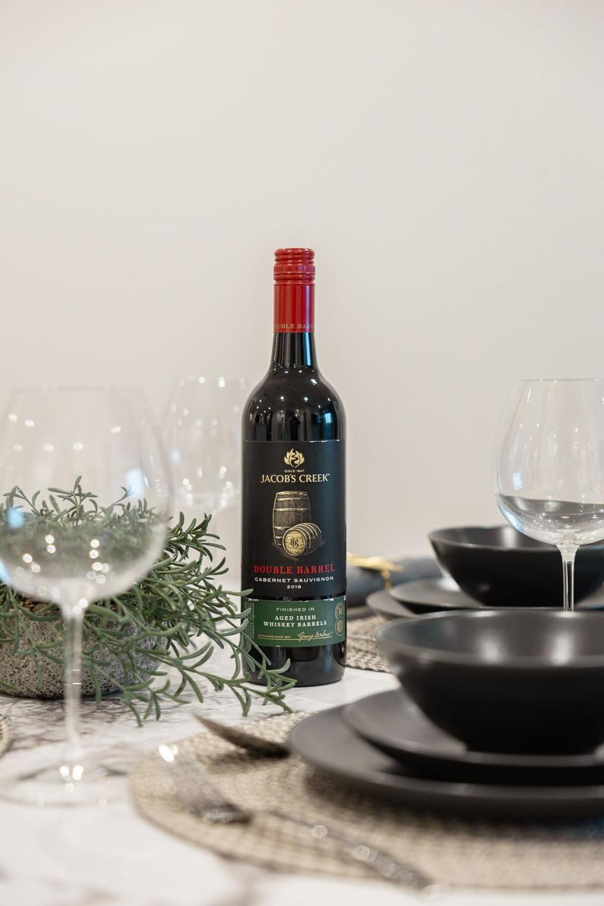 Stunning River View 2 br Casino Qw Apartment *