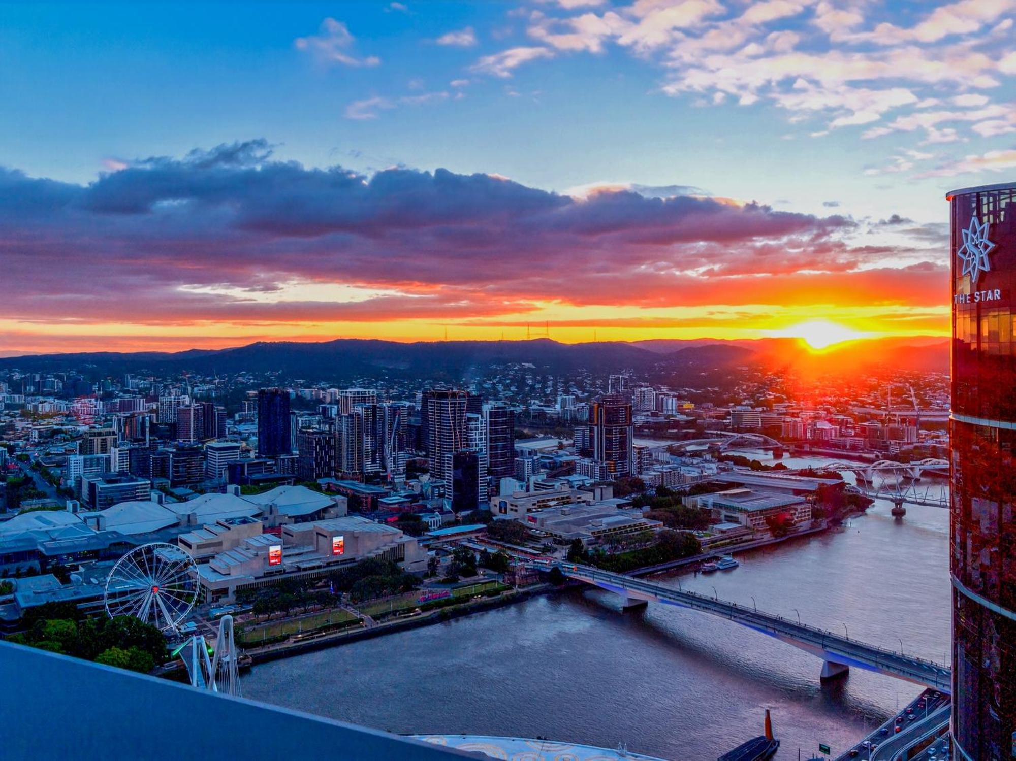 Apartment River Glow At Queens Wharf Level 43 Including Parking, Pool, And Views