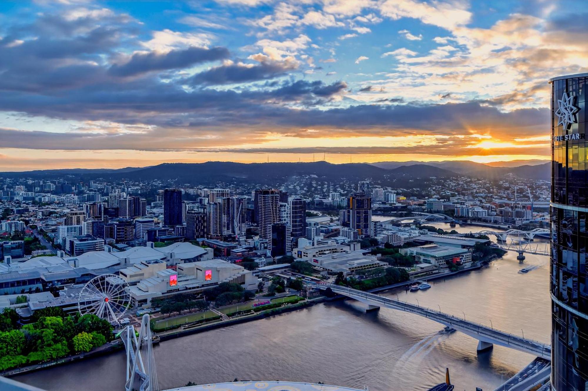 River Glow At Queens Wharf Level 43 Including Parking, Pool, And Views Brisbane