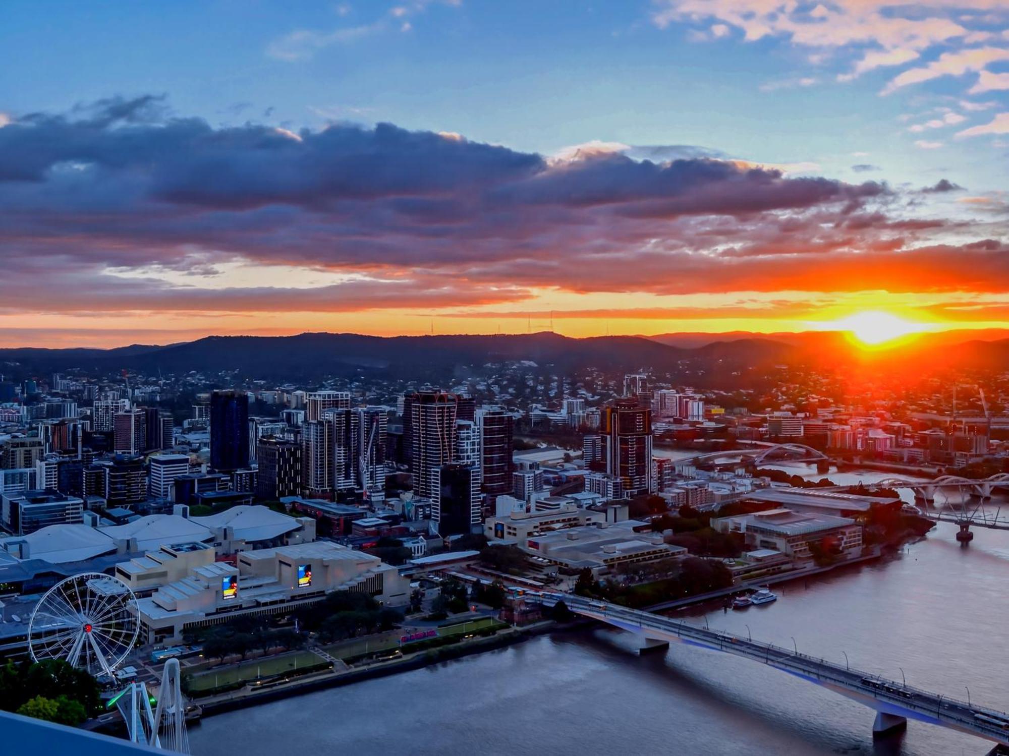 River Glow At Queens Wharf Level 43 Including Parking, Pool, And Views * Brisbane