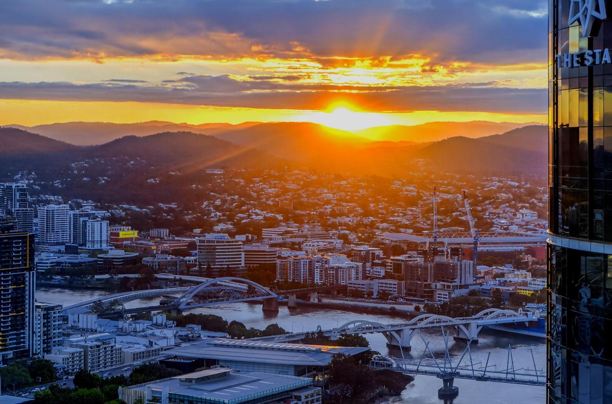 River Glow At Queens Wharf Level 43 Including Parking, Pool, And Views Apartment *