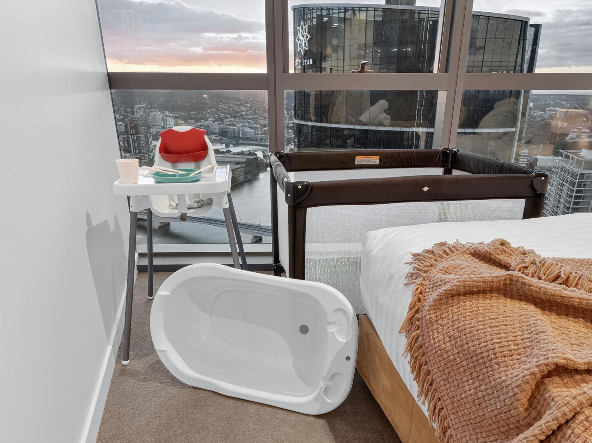 River Glow At Queens Wharf Level 43 Including Parking, Pool, And Views Brisbane