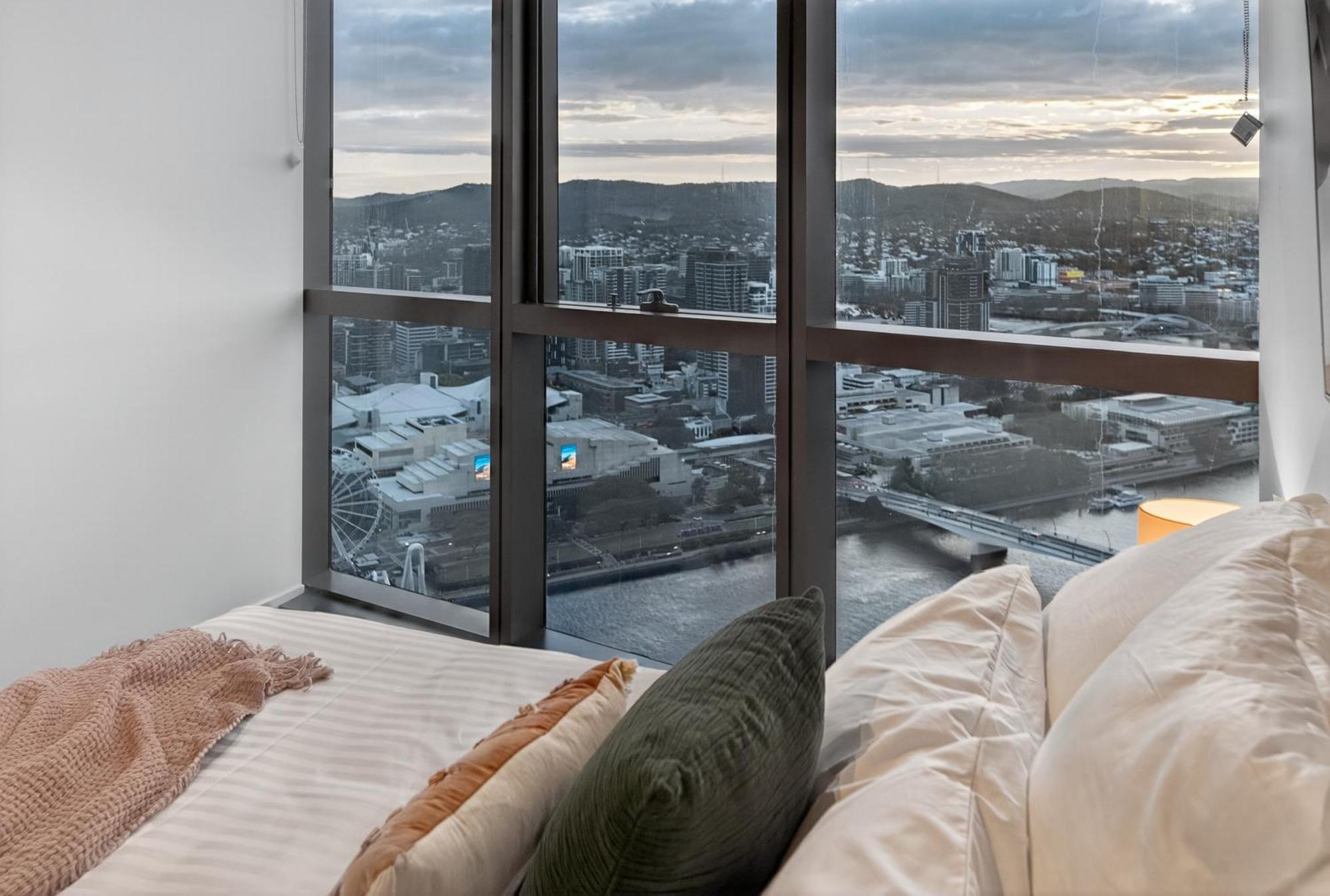 Apartment River Glow At Queens Wharf Level 43 Including Parking, Pool, And Views