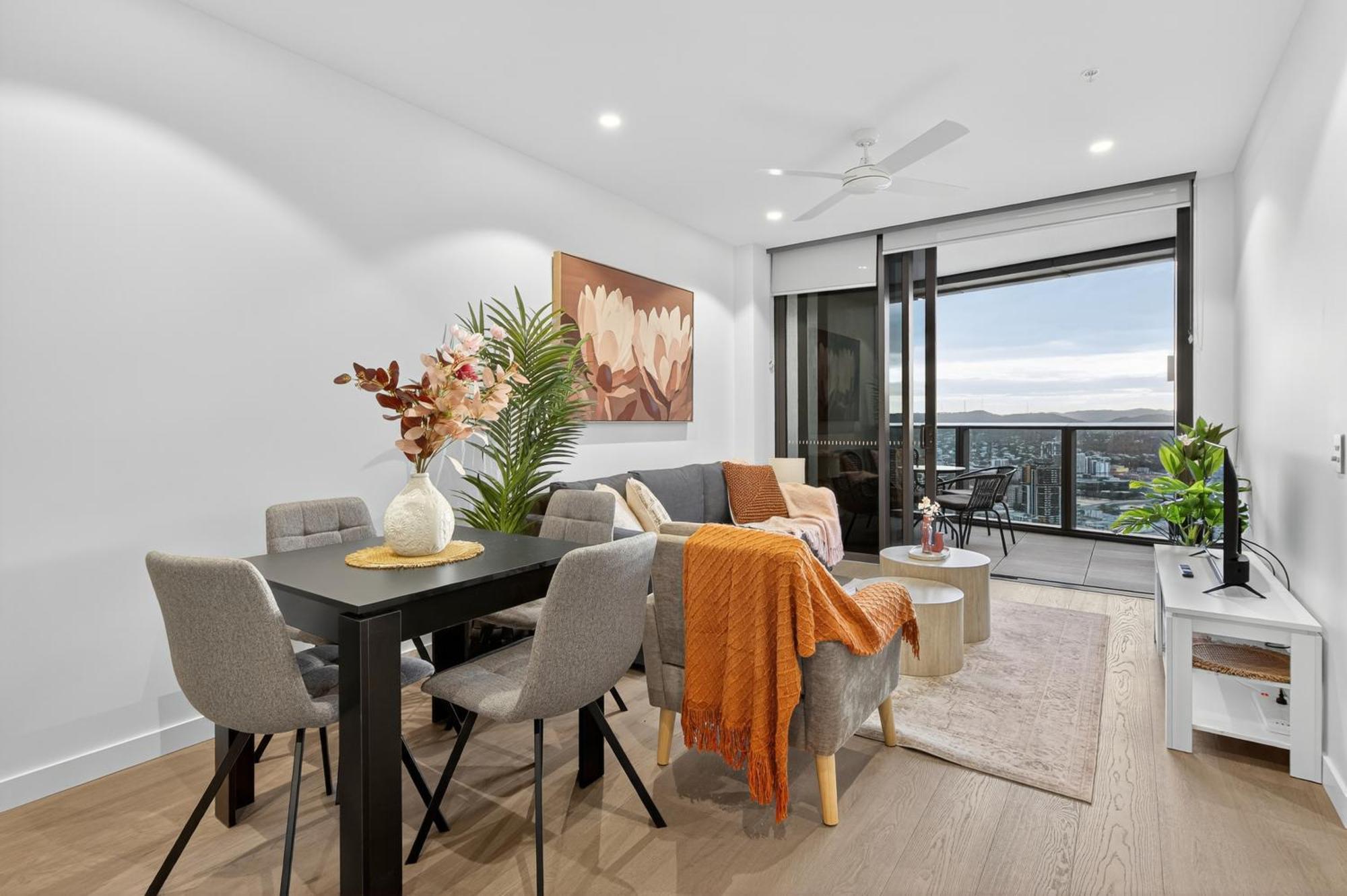 River Glow At Queens Wharf Level 43 Including Parking, Pool, And Views Brisbane