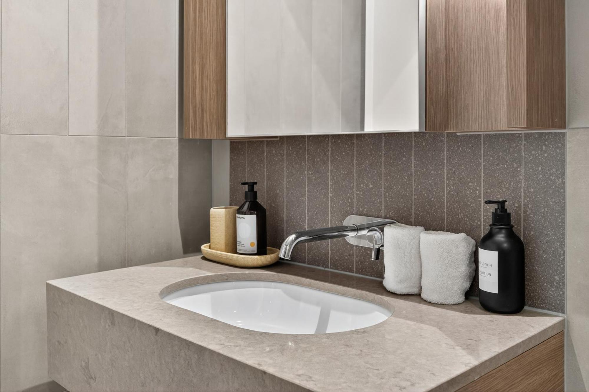 River Glow At Queens Wharf Level 43 Including Parking, Pool, And Views * Brisbane