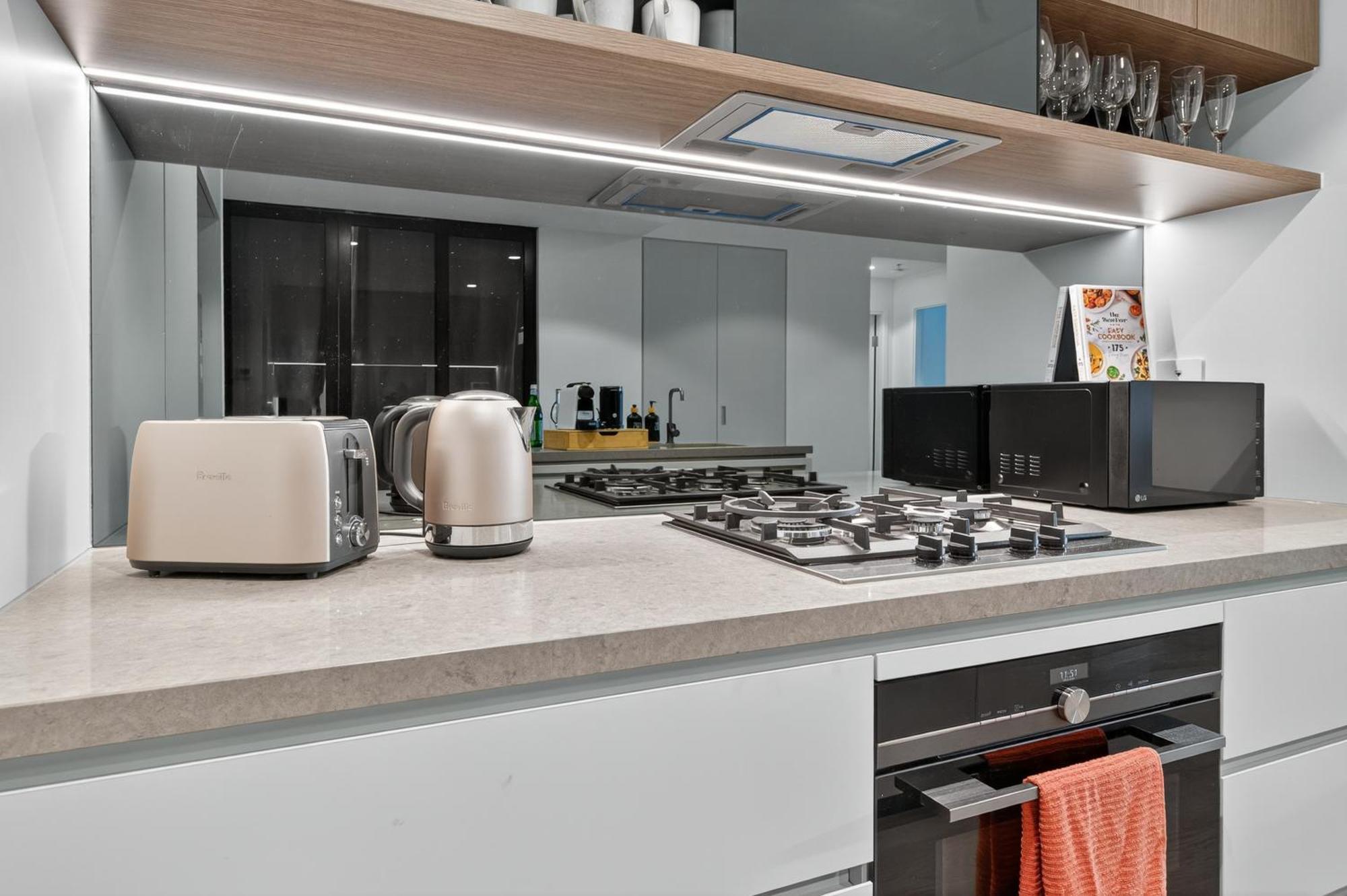 River Glow At Queens Wharf Level 43 Including Parking, Pool, And Views * Brisbane