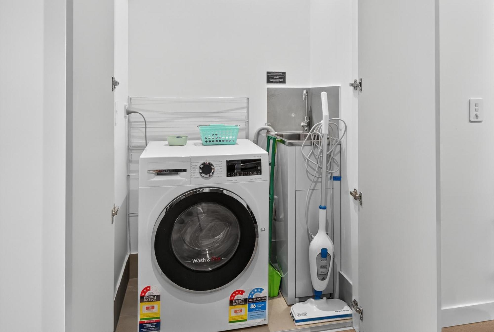 River Glow At Queens Wharf Level 43 Including Parking, Pool, And Views Apartment Brisbane