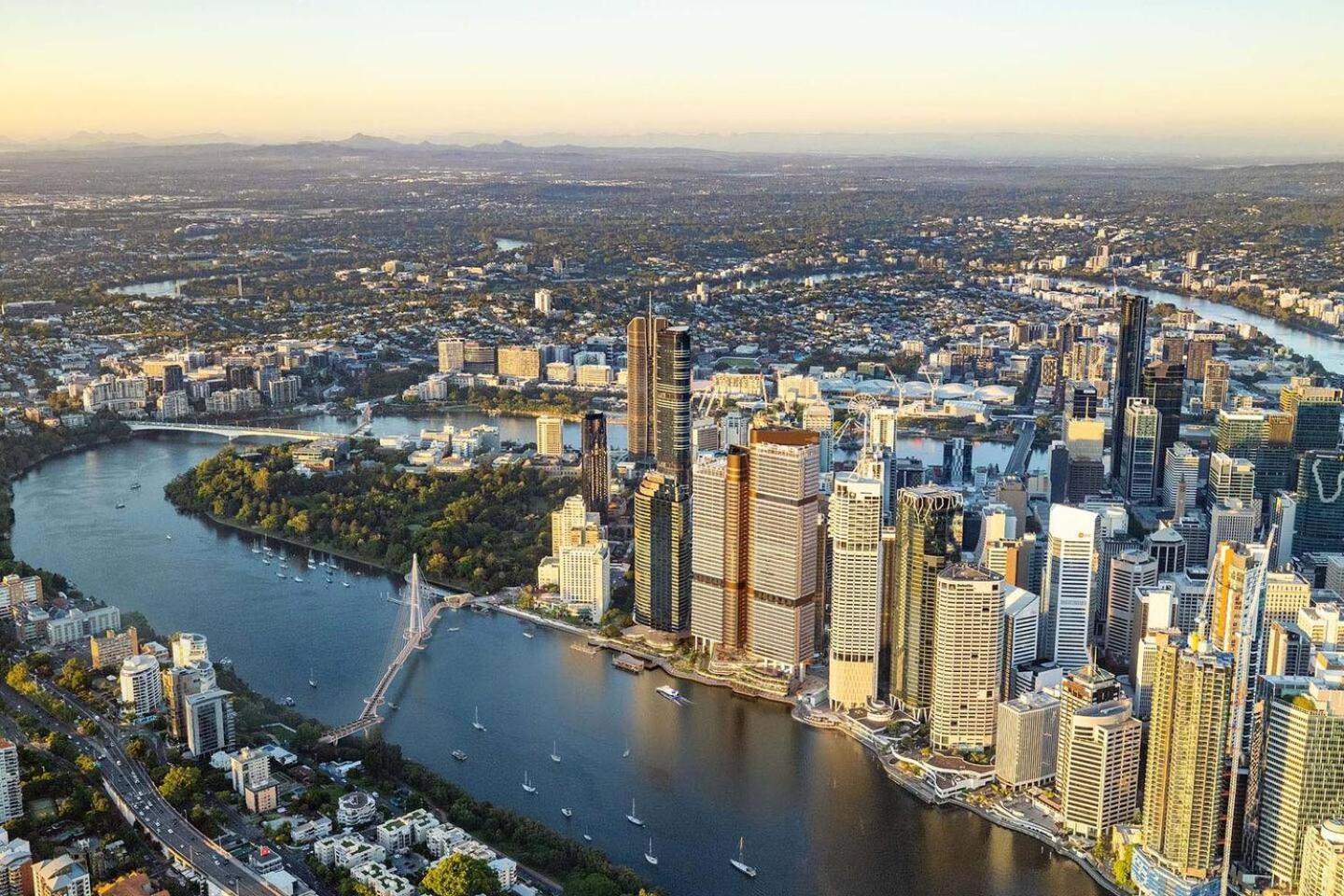 Leafy Corner - Simple Near River And Cbd Apartment Brisbane